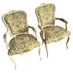 Chaises à accoudoirs de style provincial français à motif de feuillage - une paire