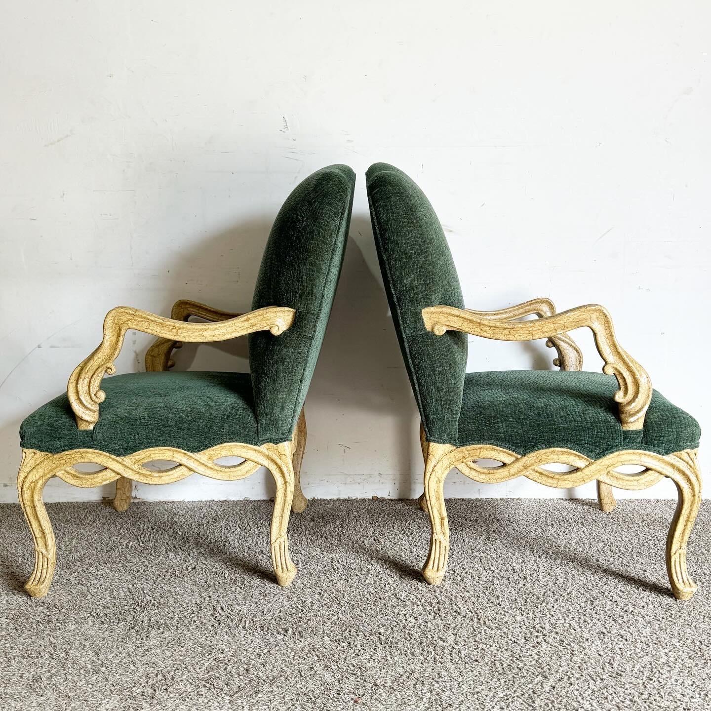 Tissu Paire de chaises à accoudoirs en bois torsadé, de style provincial français, de couleur verte en vente