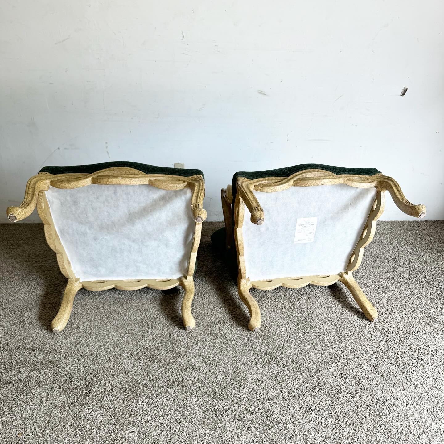 Grüne Sessel im französischen Provinzstil mit gedrehtem Holzgestell und gedrehtem Rahmen – ein Paar im Angebot 1