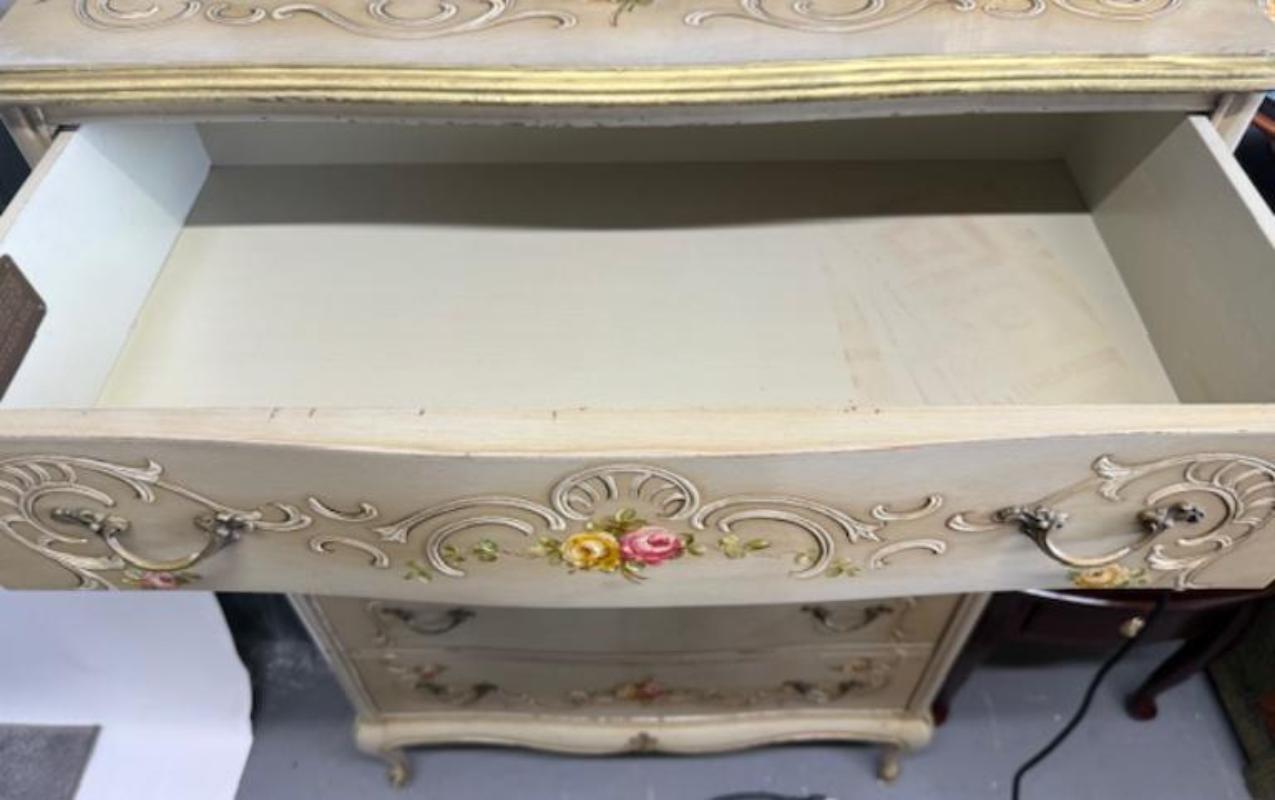 Commode haute de style provincial français avec motif floral en vente 11
