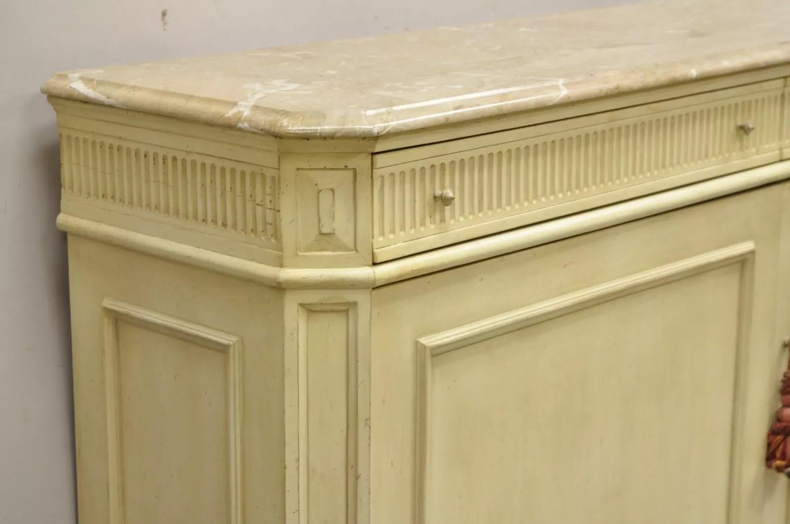 Credenza buffet multimediale in stile provinciale francese con piano in marmo dipinto di crema in vendita 4