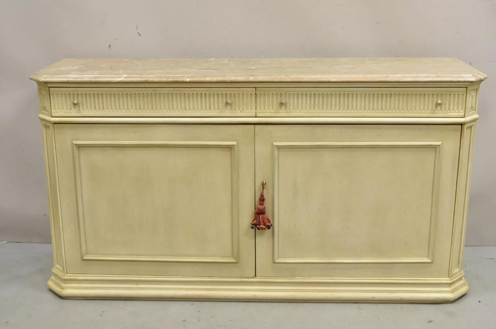 Credenza buffet multimediale in stile provinciale francese con piano in marmo dipinto di crema in vendita 5