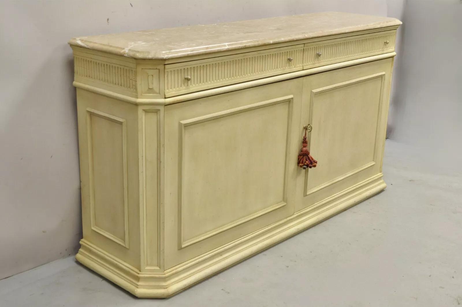 Credenza Buffet Media in stile provinciale francese con piano in marmo dipinto di crema. L'articolo presenta 2 cassetti, 4 ripiani interni regolabili, finitura verniciata color crema, dettagli ben intagliati e qualità artigianale. Circa alla fine