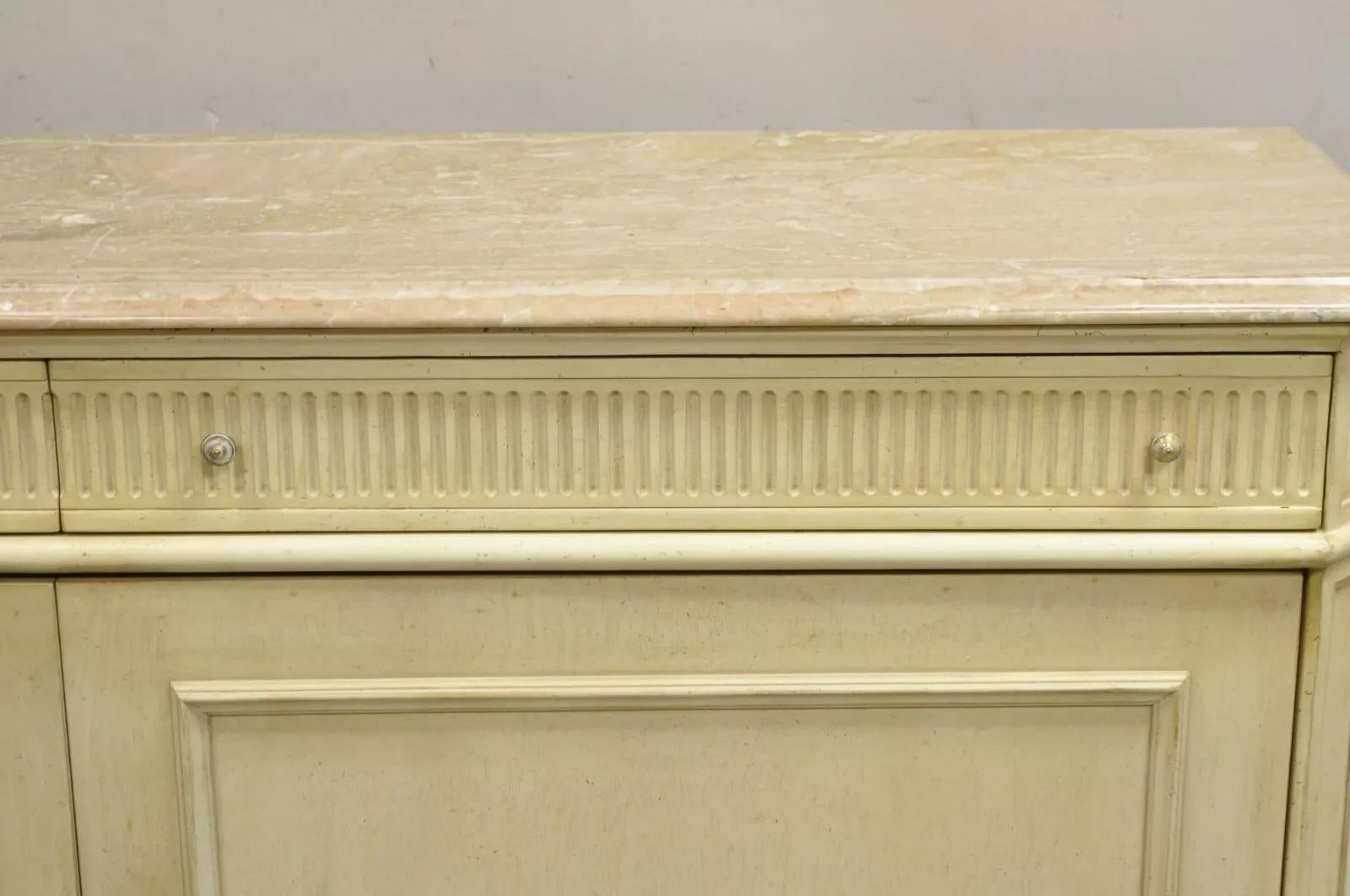 Stile provenzale Credenza buffet multimediale in stile provinciale francese con piano in marmo dipinto di crema in vendita