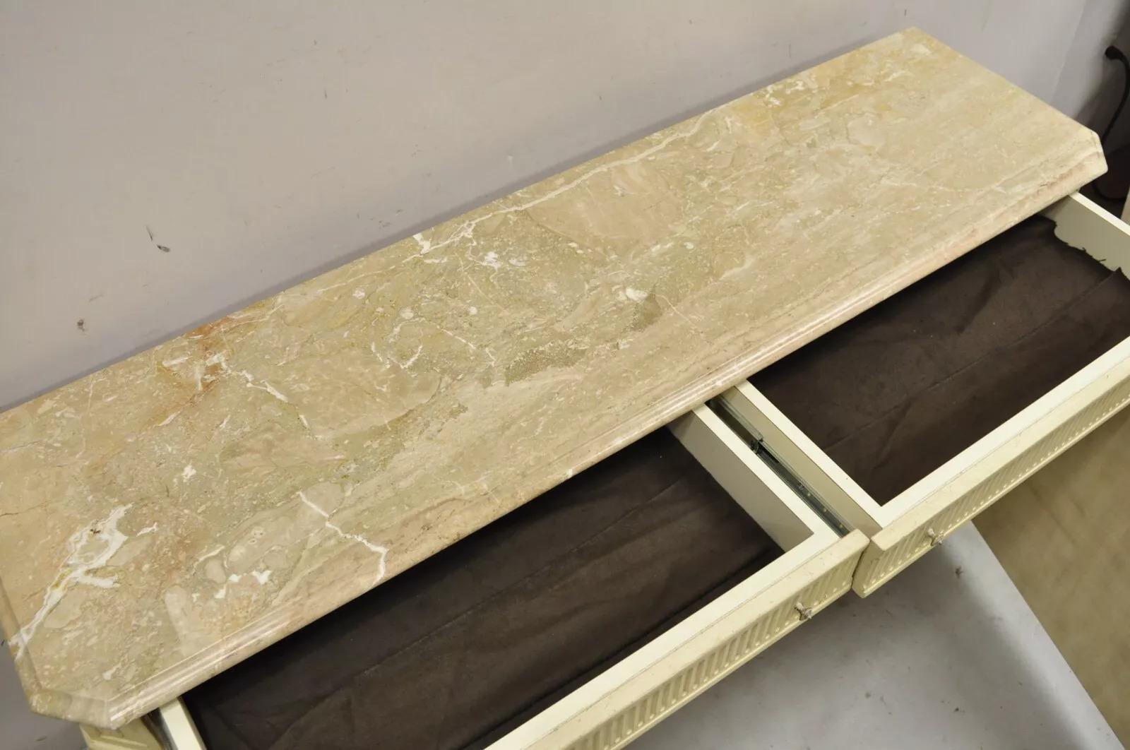 XX secolo Credenza buffet multimediale in stile provinciale francese con piano in marmo dipinto di crema in vendita