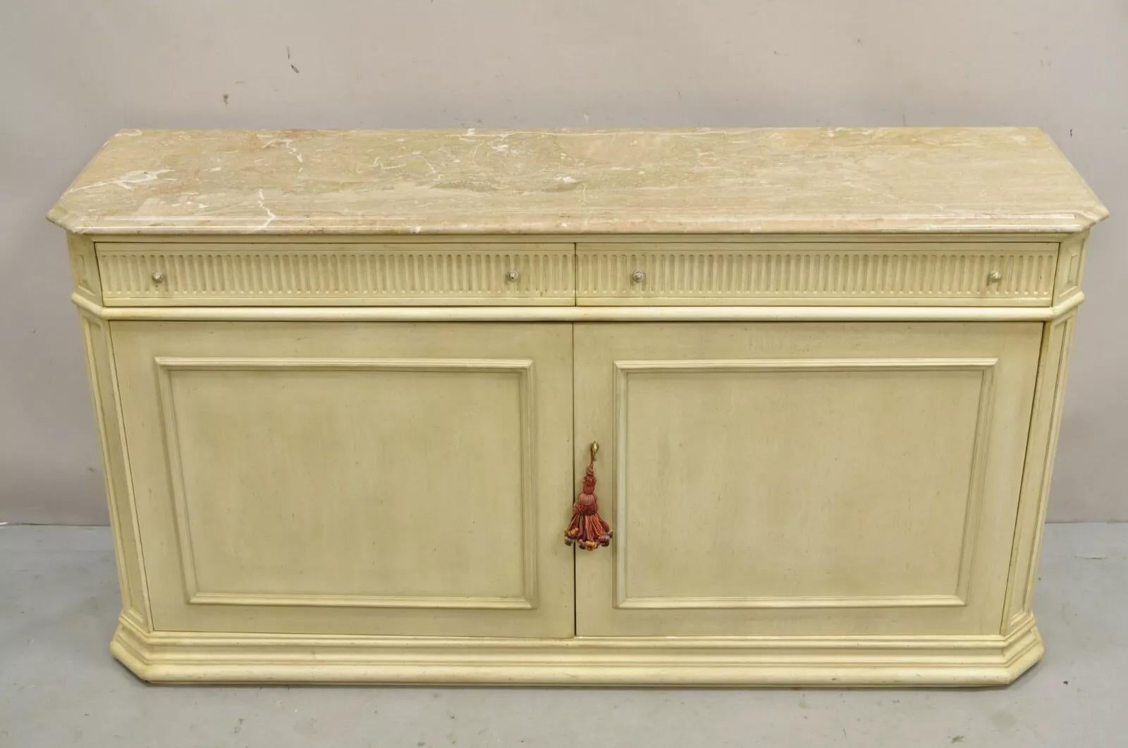 Credenza buffet multimediale in stile provinciale francese con piano in marmo dipinto di crema in vendita 1