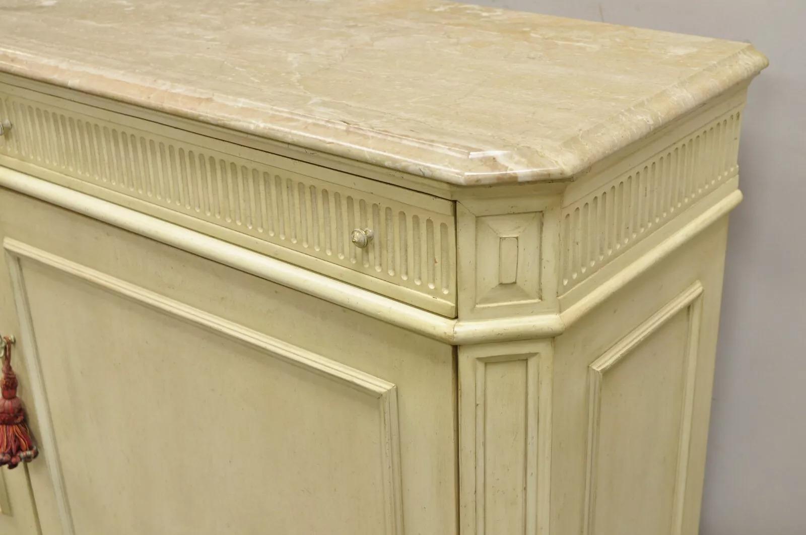Credenza buffet multimediale in stile provinciale francese con piano in marmo dipinto di crema in vendita 2