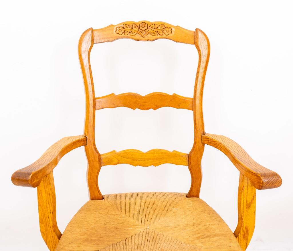 20ième siècle Chaises de salle à manger en chêne de style provincial français, jeu de  10