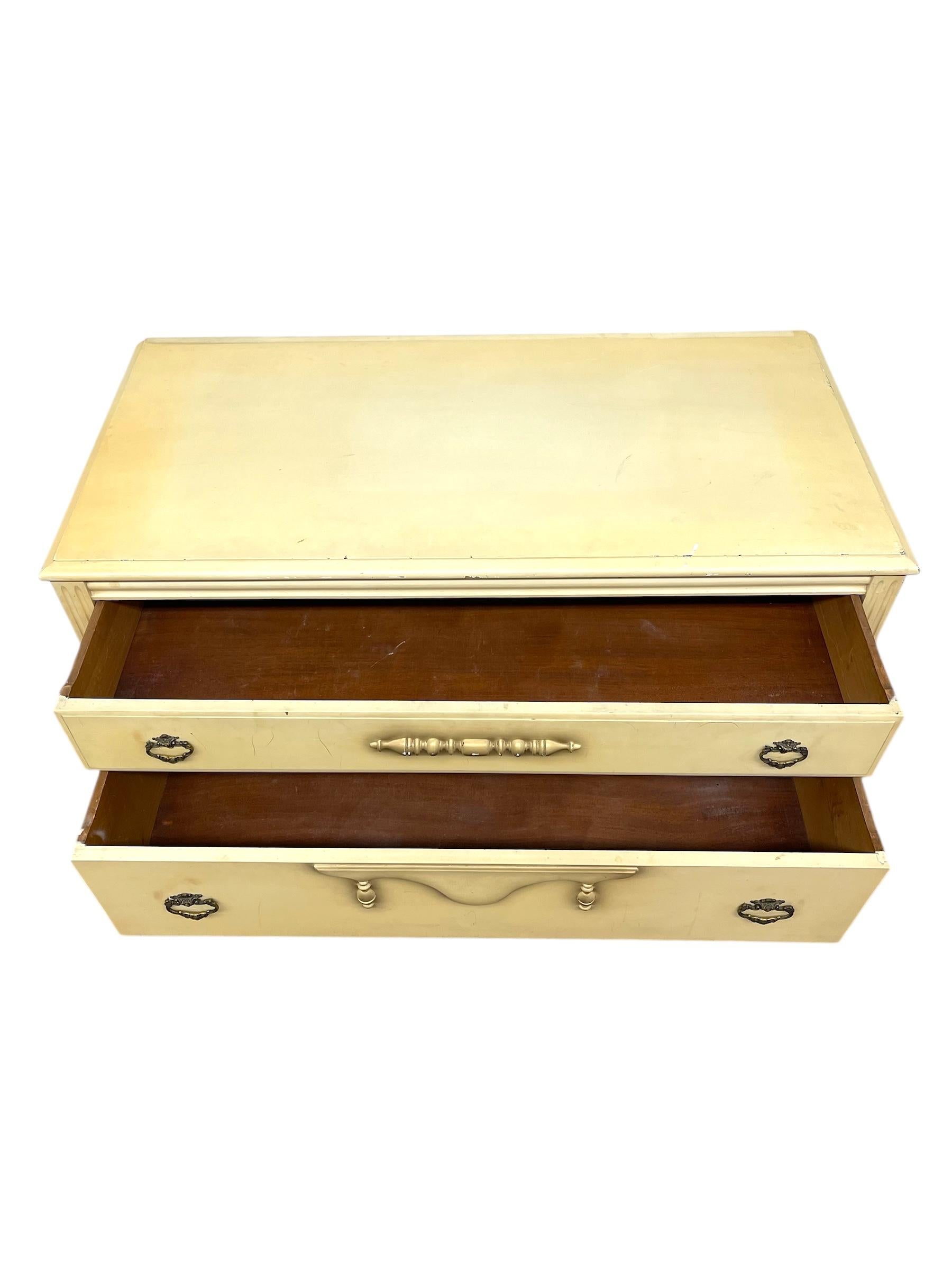 Comò verniciato in stile provinciale francese con gambe tornite e maniglie ornamentali in vendita 4