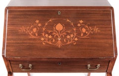 Scrivania in stile provinciale francese con intarsi e chiavi