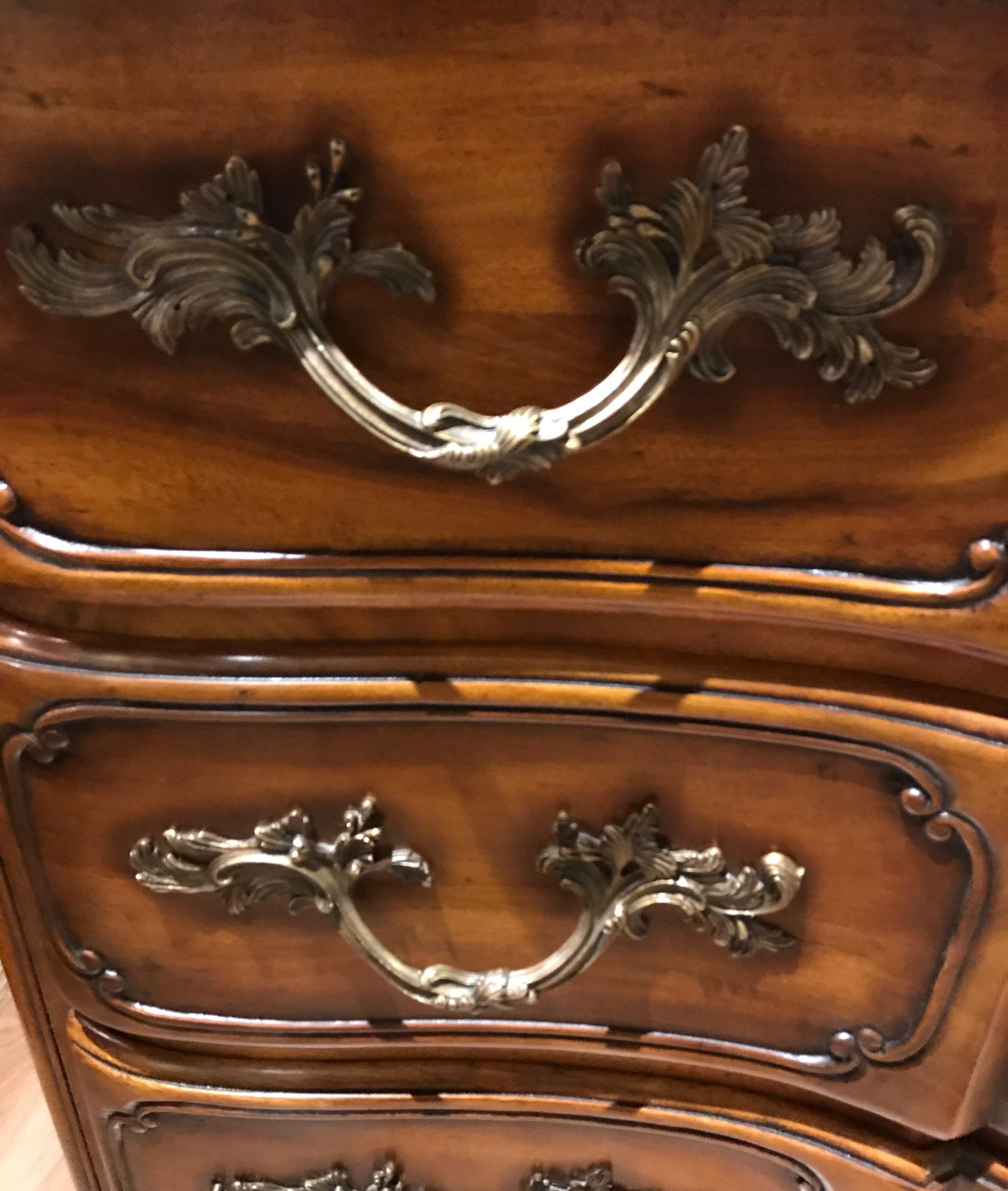 Commode à trois tiroirs de style provincial français Bon état - En vente à West Palm Beach, FL