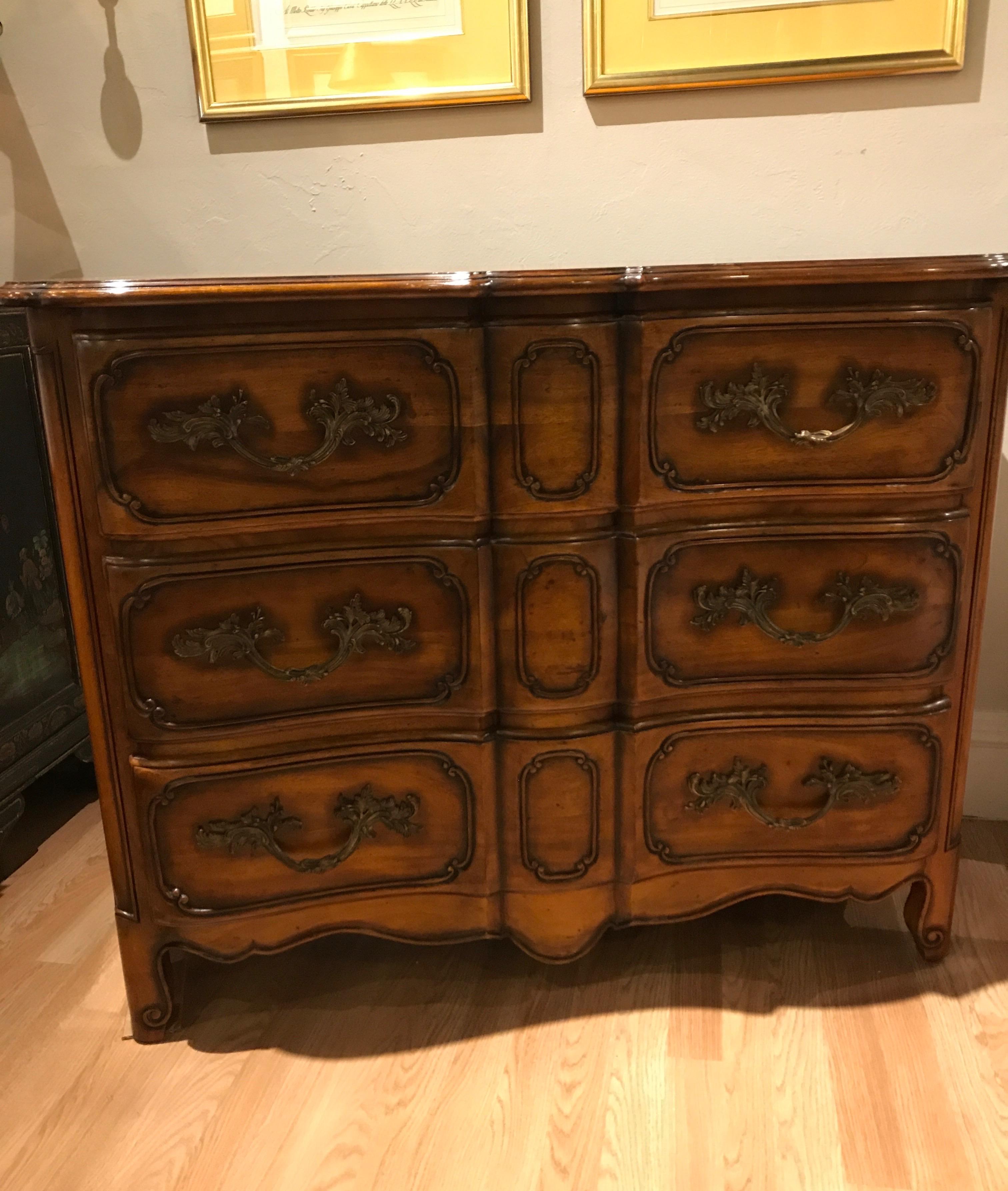 Commode à trois tiroirs de style provincial français en vente 1