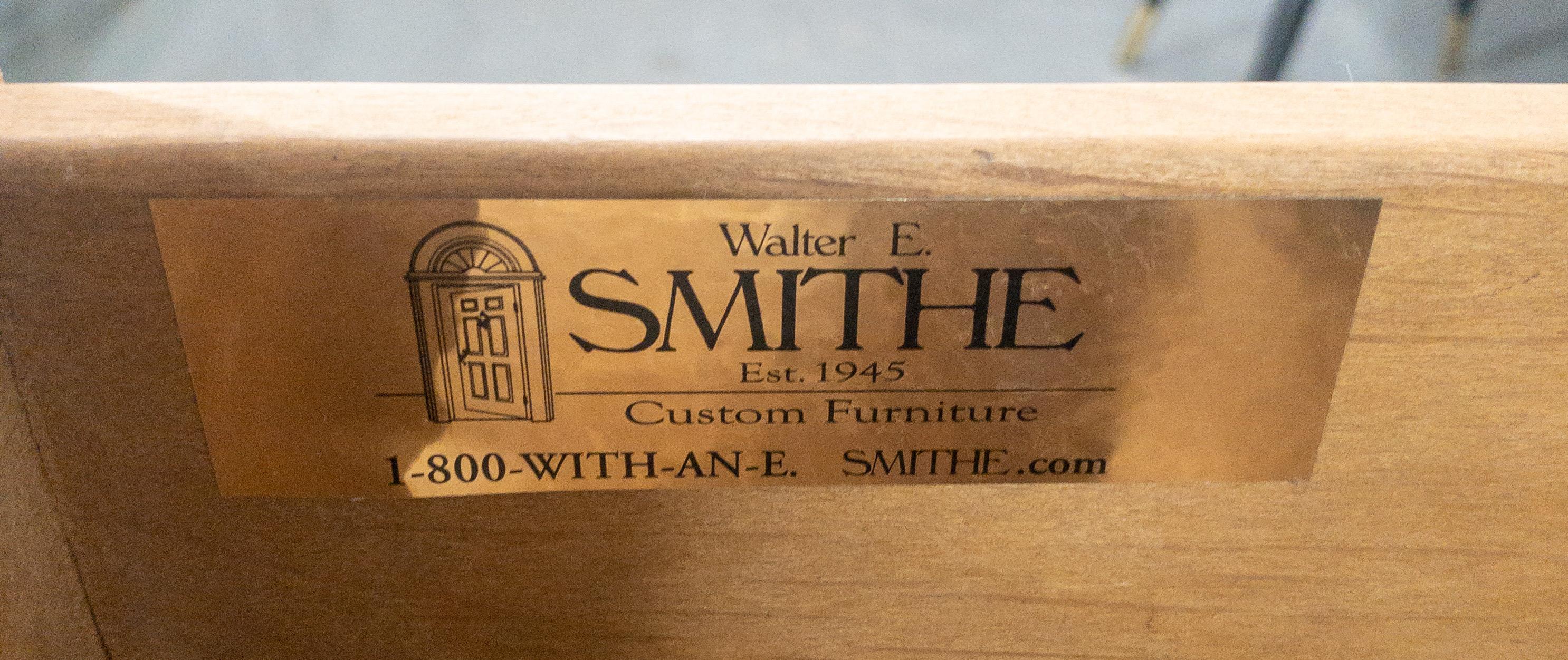 Commode ou coffre à trois tiroirs de style provincial français Walter E Smith  en vente 10
