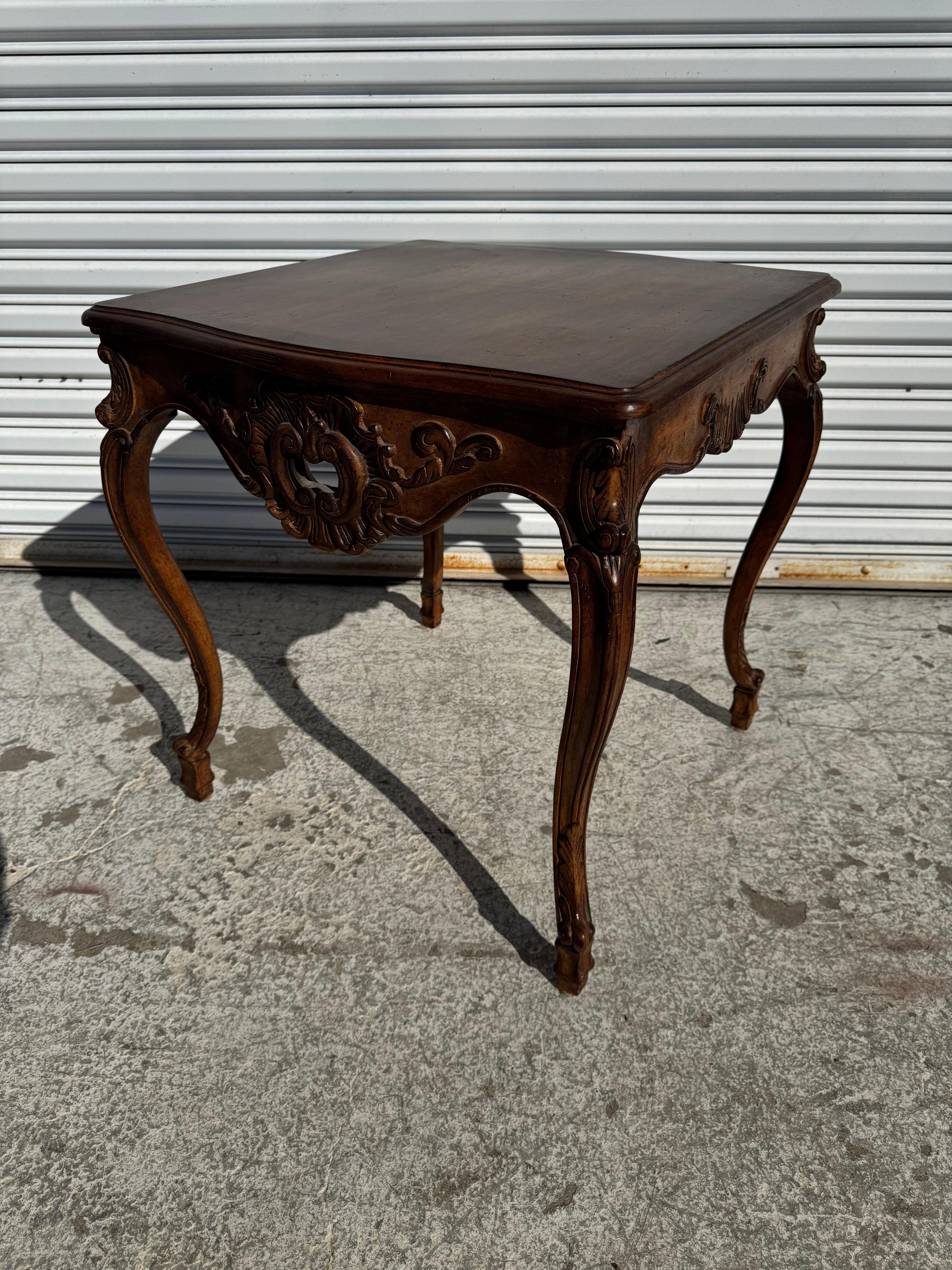 Provincial français Table d'appoint en noyer sculpté de style provincial français en vente