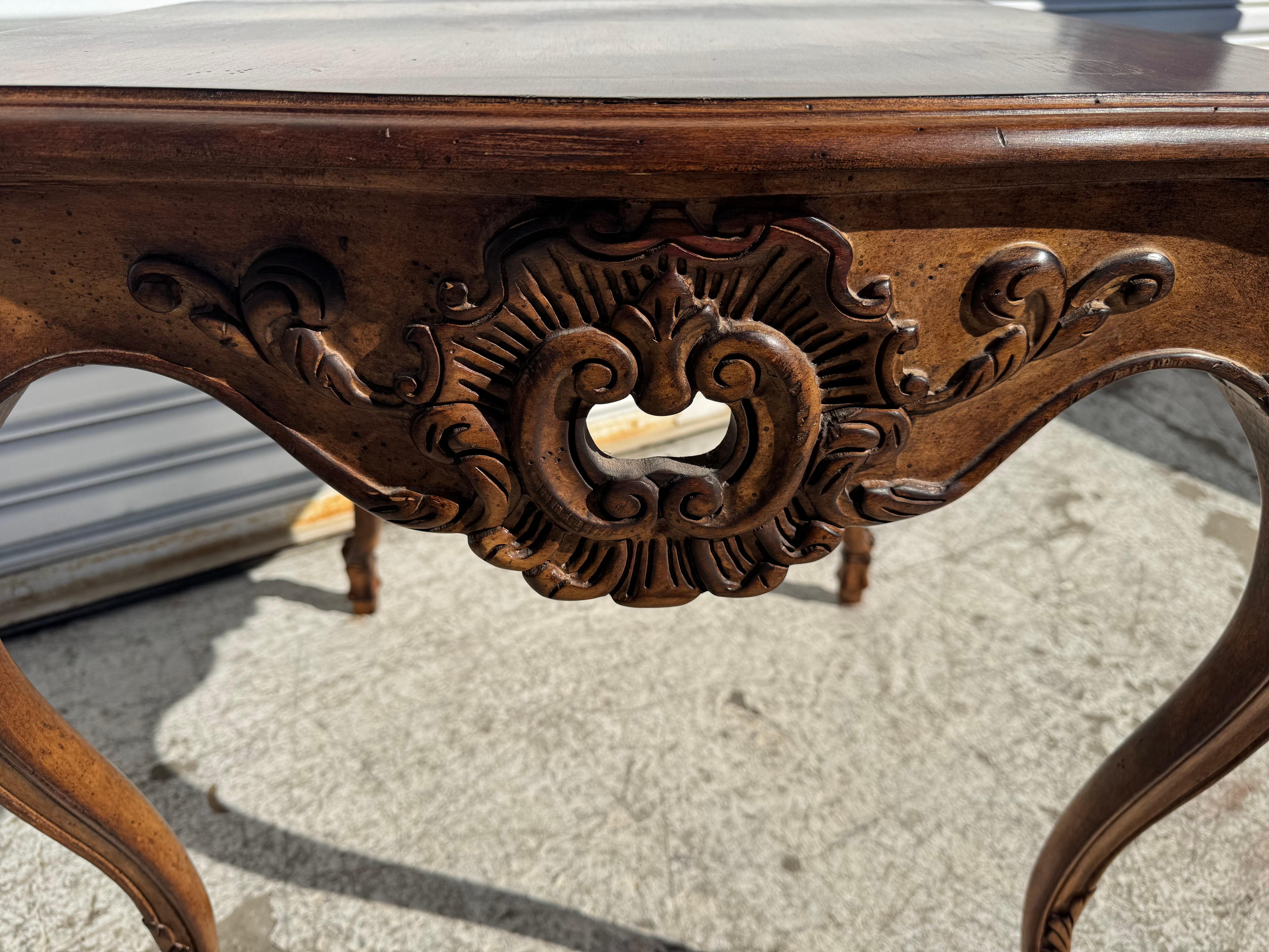 Table d'appoint en noyer sculpté de style provincial français Bon état - En vente à Pasadena, TX