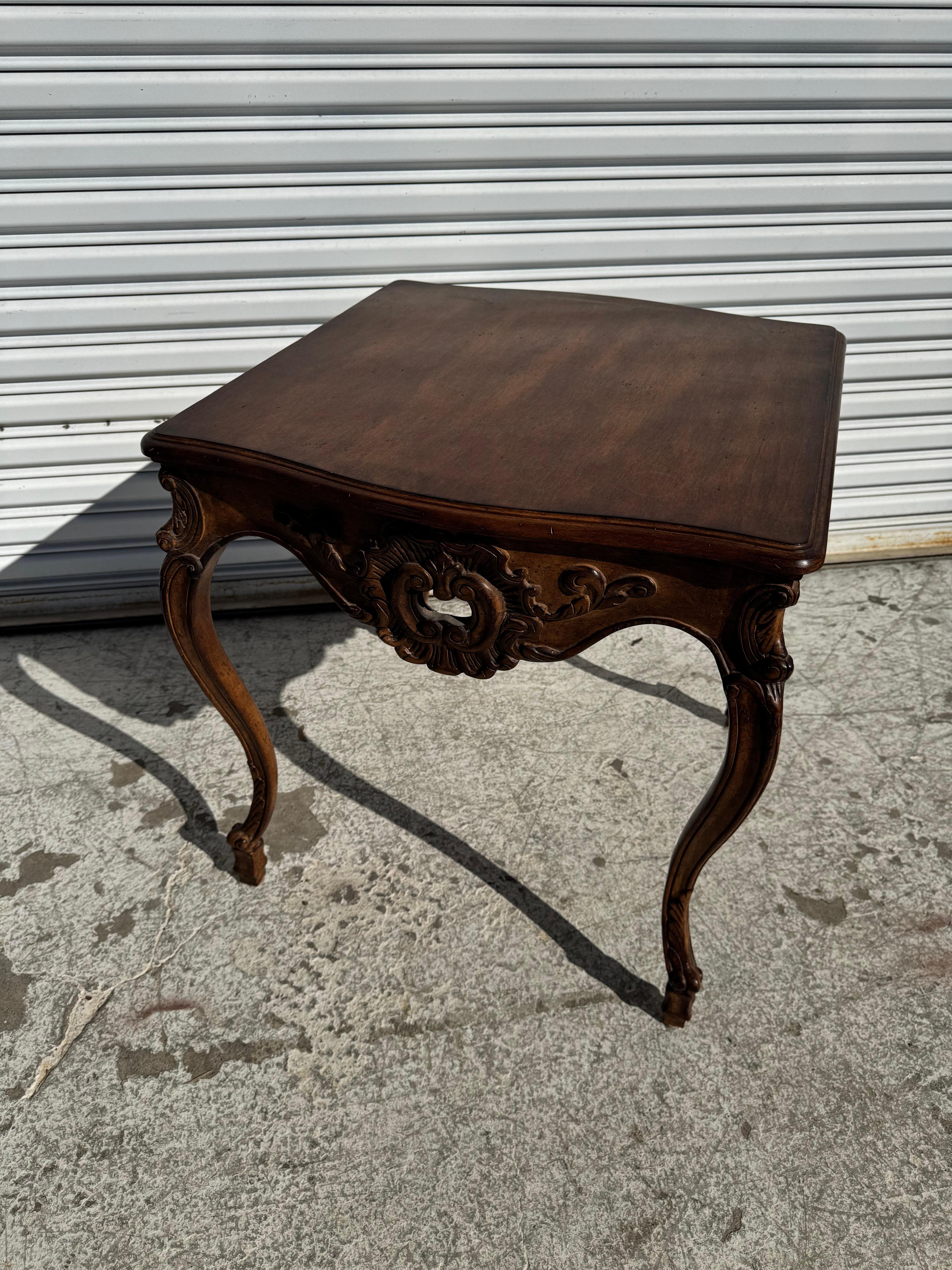 Milieu du XXe siècle Table d'appoint en noyer sculpté de style provincial français en vente