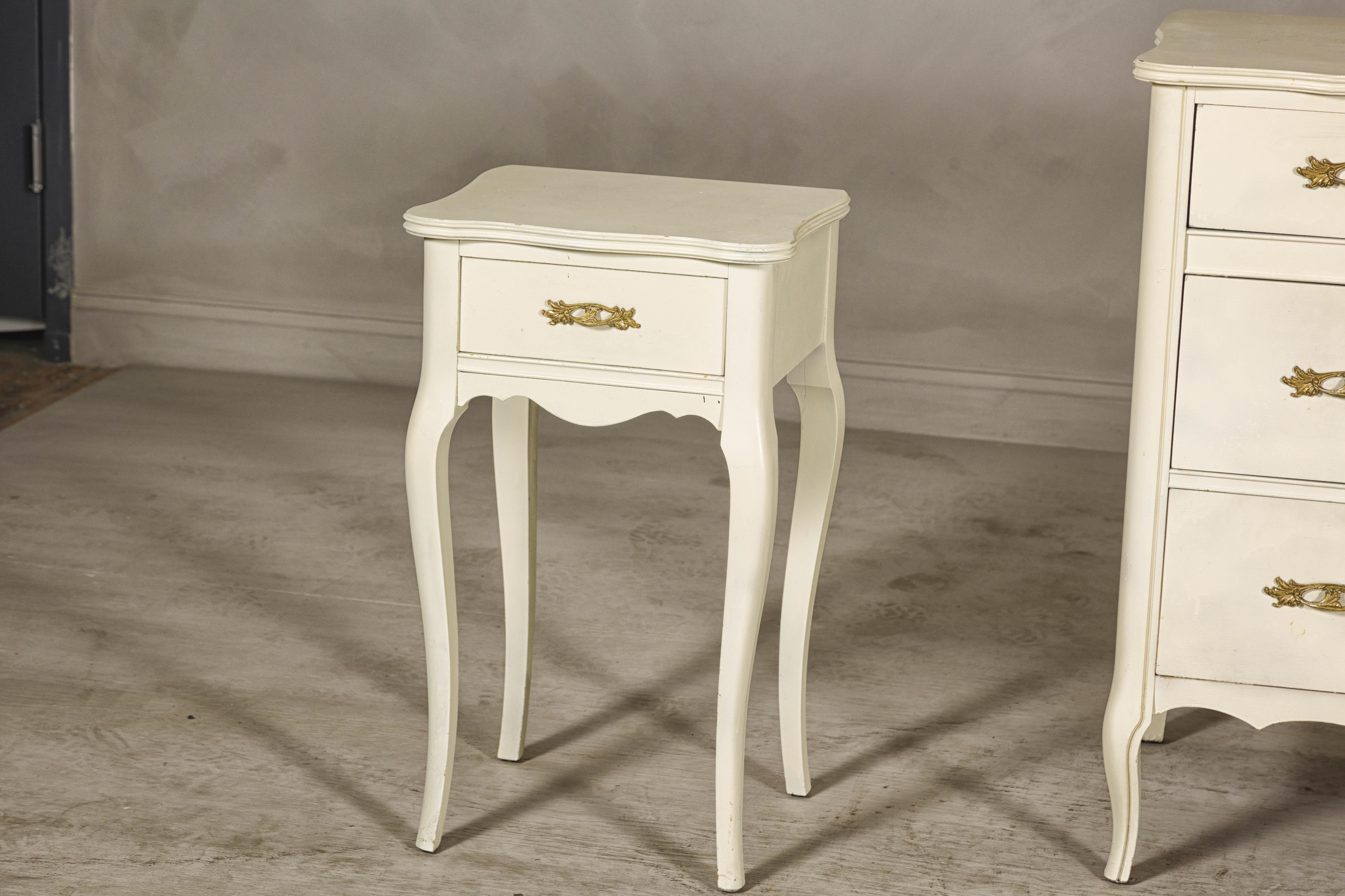 French Provincial Style West Michigan Company Cream Dresser and Nightstands Set In Good Condition For Sale In Yonkers, NY