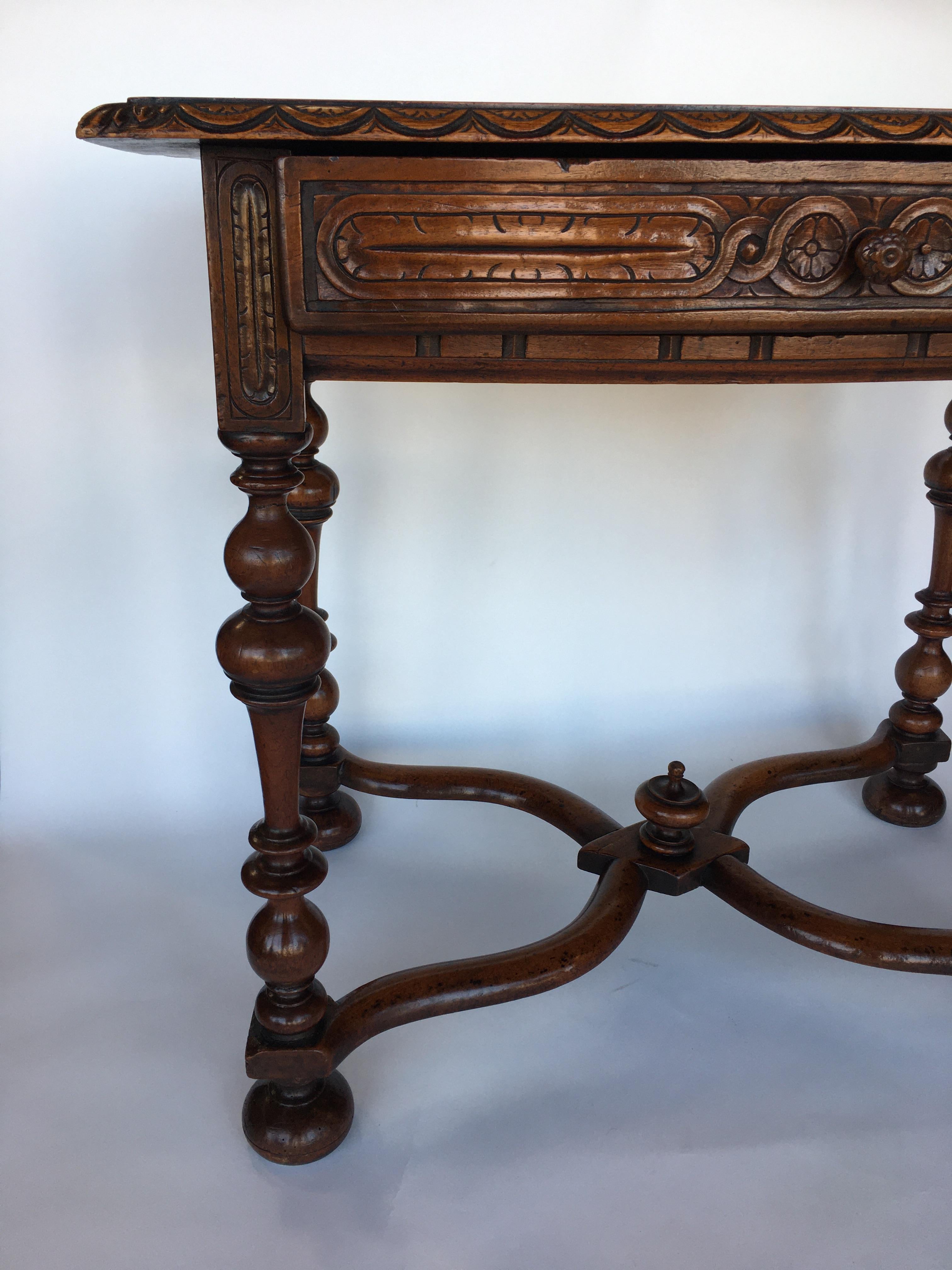 French Provisional table, walnut, late 18th century.