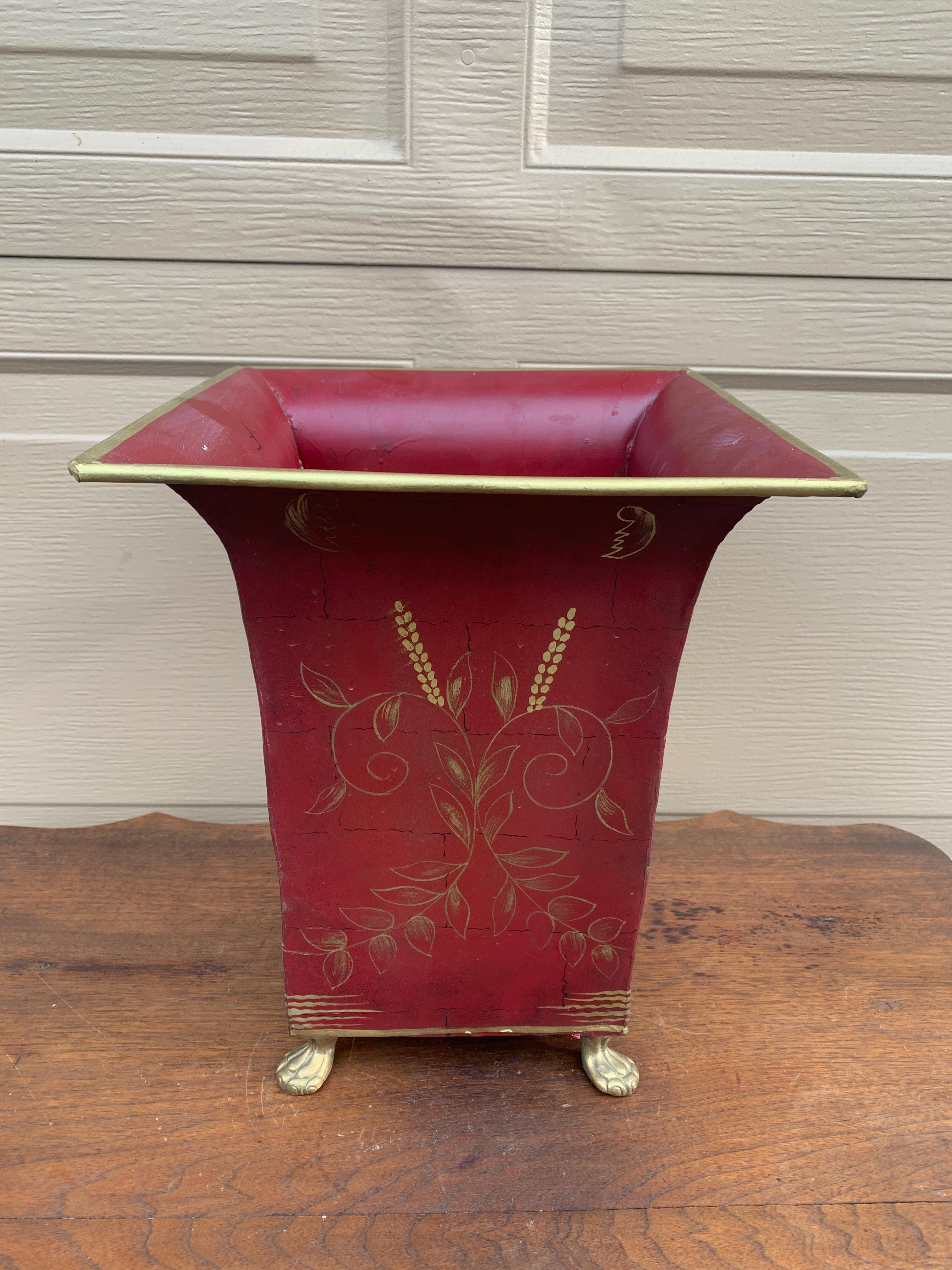 A gorgeous French Provincial or neoclassical burgundy & gold tole cachepot, planter, vase or wastepaper basket

France, Late 20th Century

Measures: 10.5