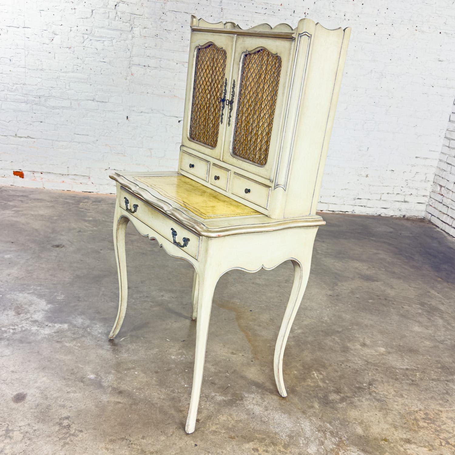 Marvelous Mitte des 20. Jahrhunderts Französisch Provincial & Country-Stil Eitelkeit, Sekretär, oder Ladies Desk mit einem Meer grünen Farbton und ein all-over distressed antiqued oder ceruse Finish, Doppeltüren mit Diamant gewebt antiqued Messing