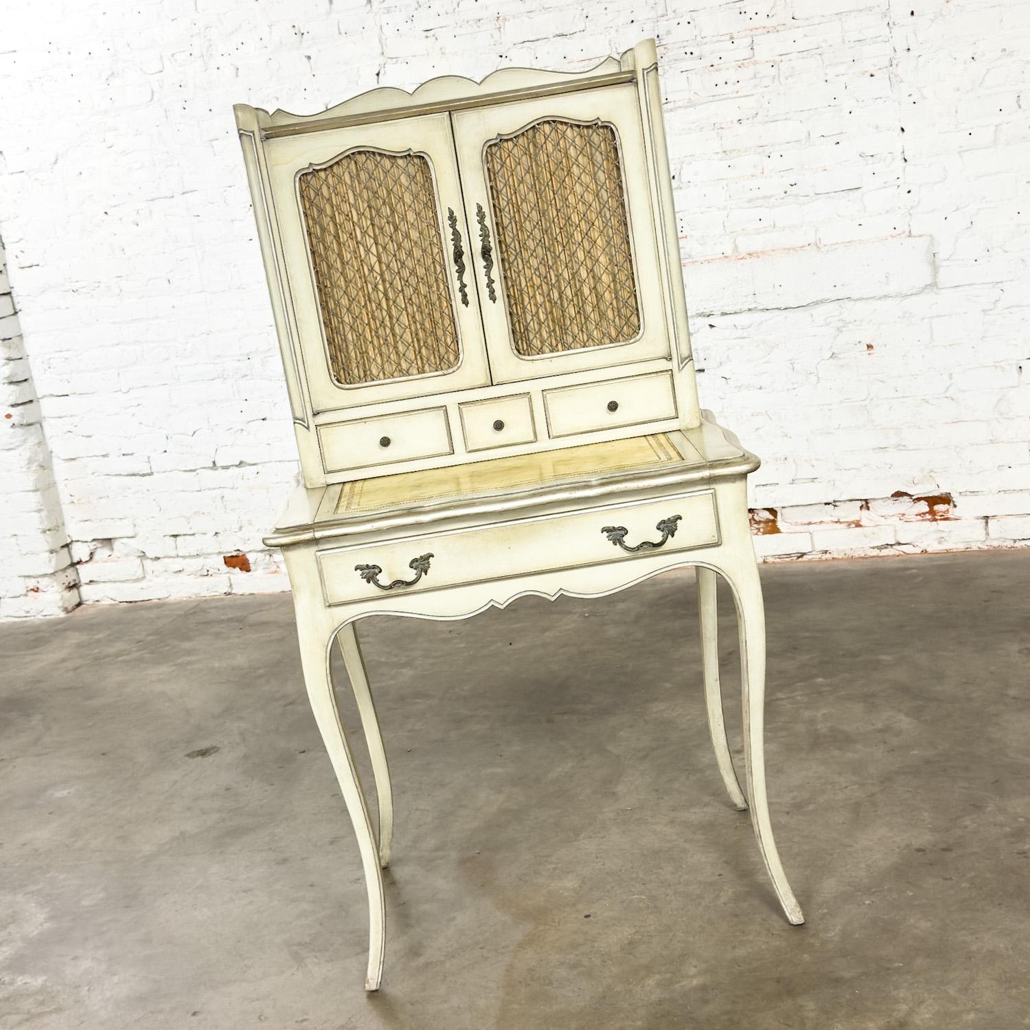 Französisch Provincial Vanity Sekretär oder Damen Schreibtisch w / gestört Antiquities Finish (Französische Provence) im Angebot
