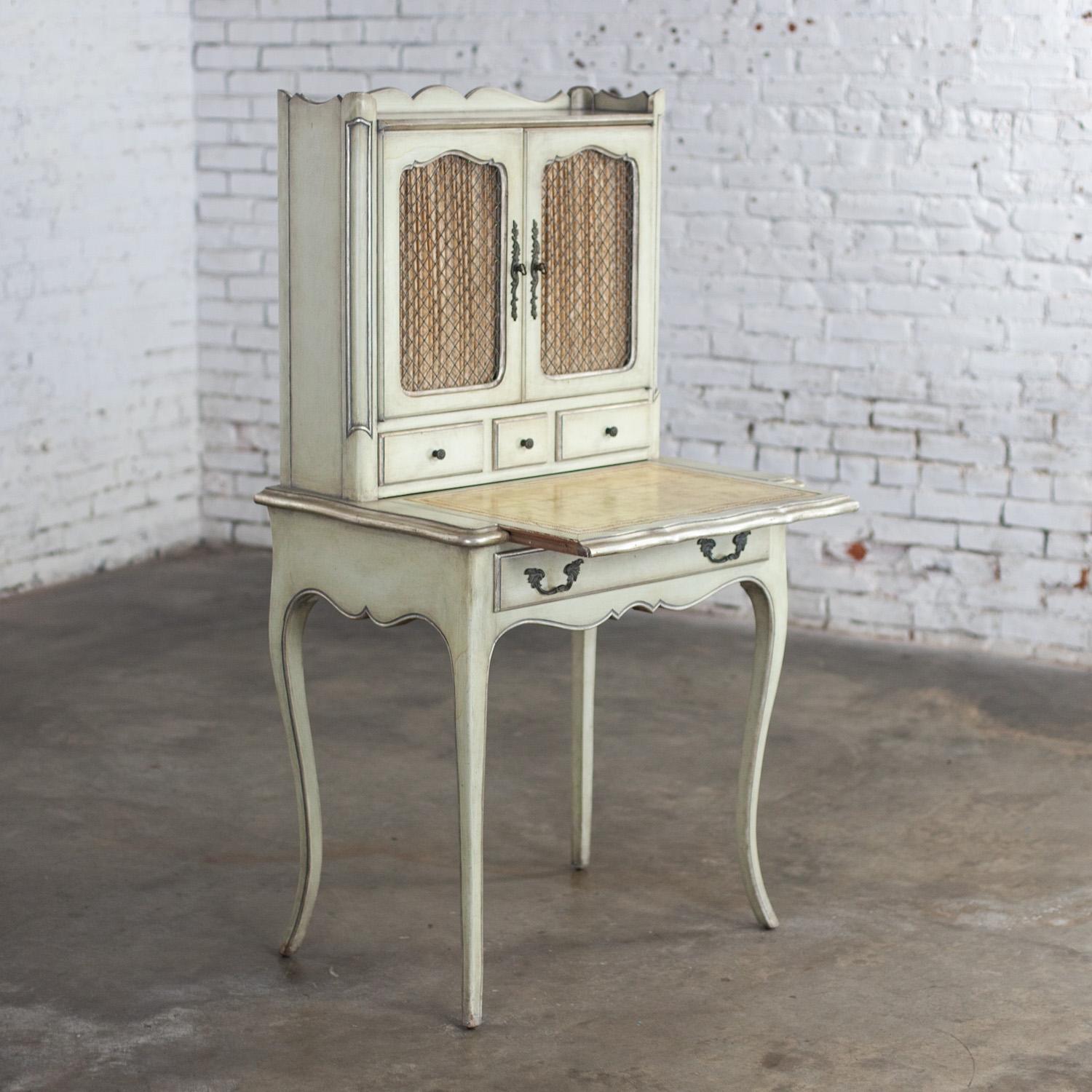Französisch Provincial Vanity Sekretär oder Damen Schreibtisch w / gestört Antiquities Finish (Geprägt) im Angebot