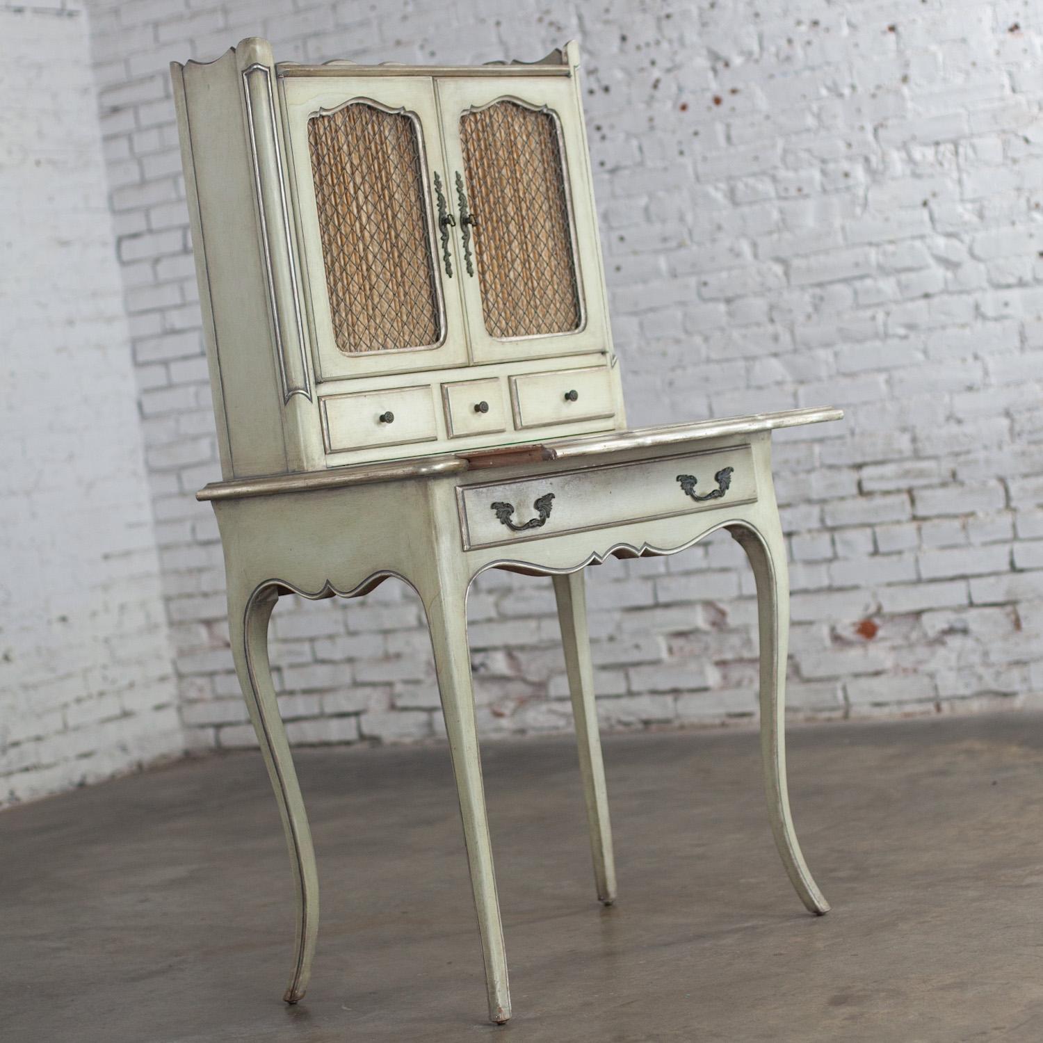 Französisch Provincial Vanity Sekretär oder Damen Schreibtisch w / gestört Antiquities Finish im Zustand „Gut“ im Angebot in Topeka, KS