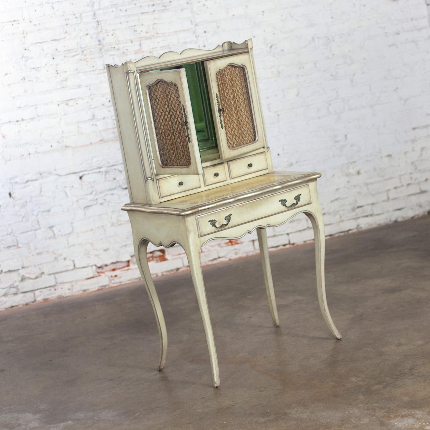 Französisch Provincial Vanity Sekretär oder Damen Schreibtisch w / gestört Antiquities Finish (Messing) im Angebot