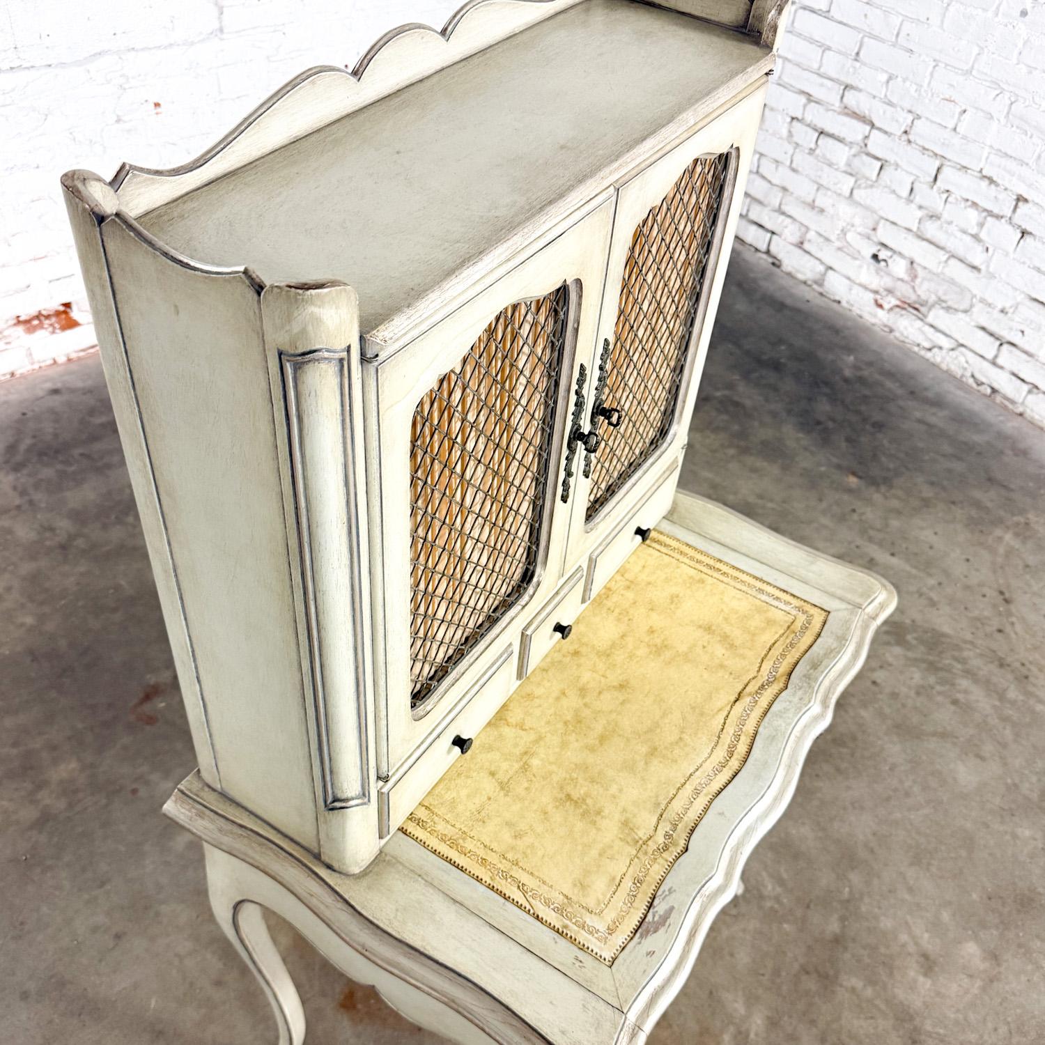 Französisch Provincial Vanity Sekretär oder Damen Schreibtisch w / gestört Antiquities Finish im Angebot 1