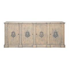 Wandschrank im französischen Landhausstil mit geschnitzten Wappenmedaillons