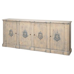 Wandschrank im französischen Landhausstil mit geschnitzten Wappenmedaillons