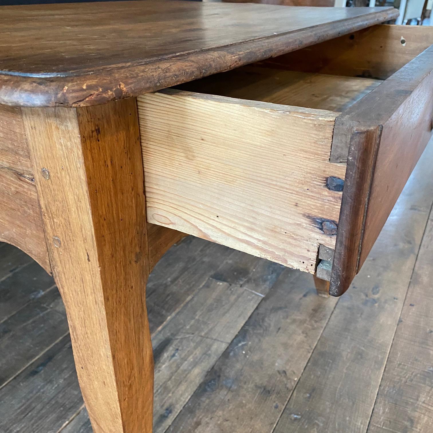 French Provincial Walnut Antique Side Table In Good Condition For Sale In Hopewell, NJ