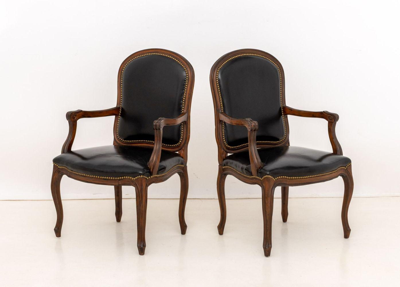 Set di quattro poltrone provinciali francesi in noce, ciascuna con rivestimento in pelle nera rivettata su quattro gambe cabriole. 40,5