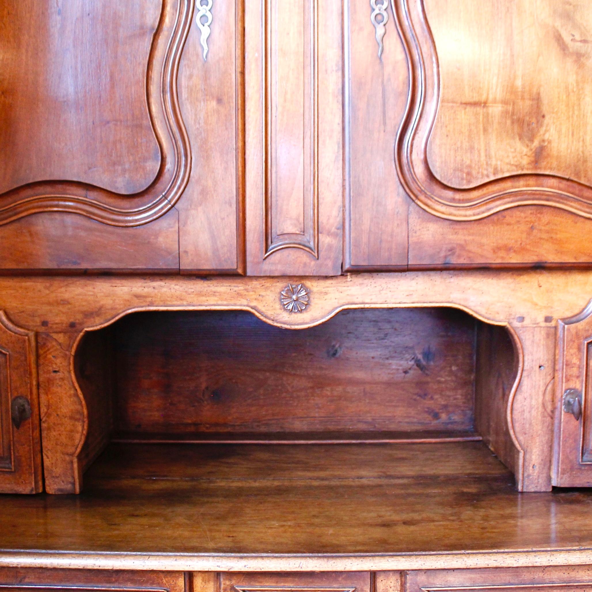French Provincial Walnut Buffet À Deux Corps, Early 19th Century For Sale 1