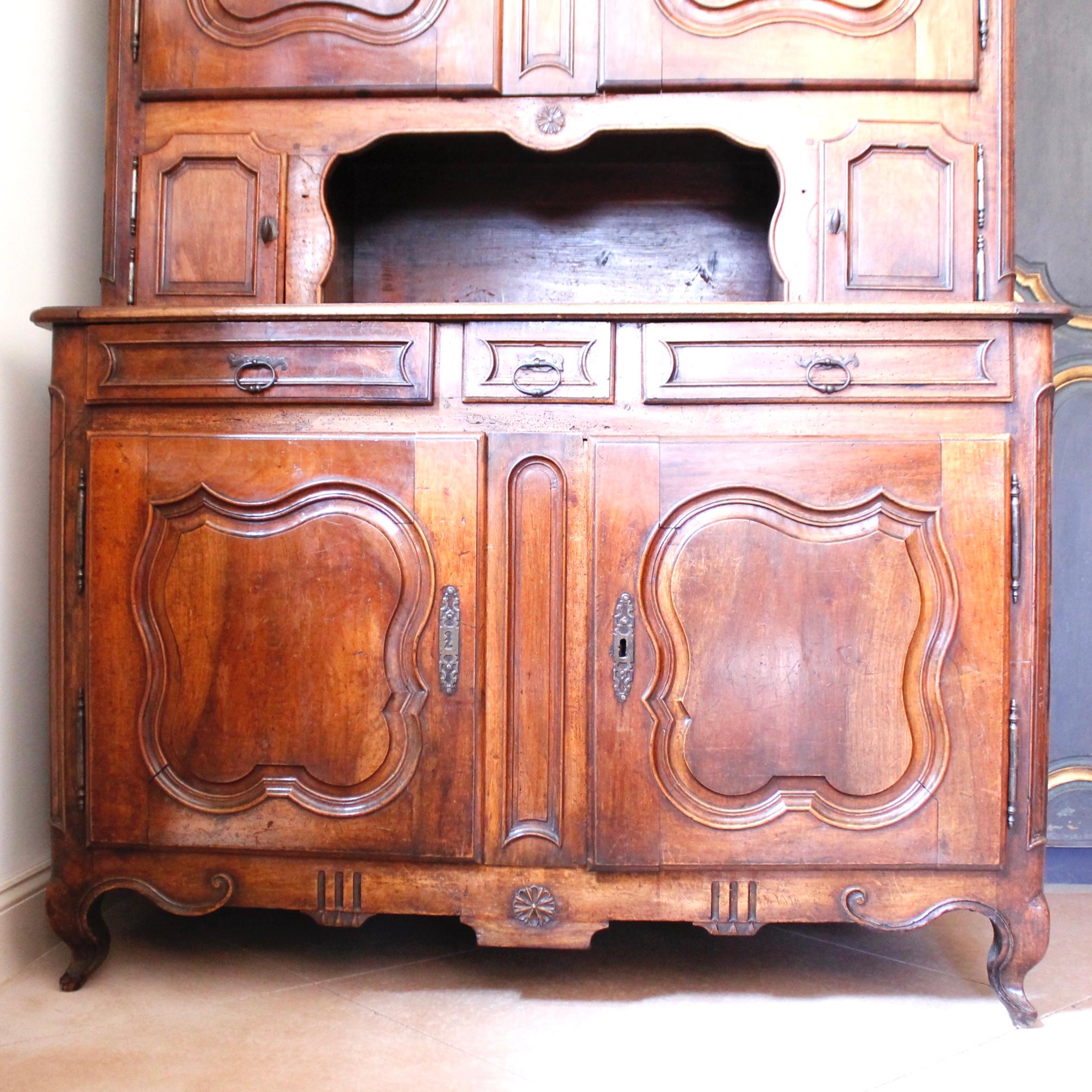 French Provincial Walnut Buffet À Deux Corps, Early 19th Century For Sale 3