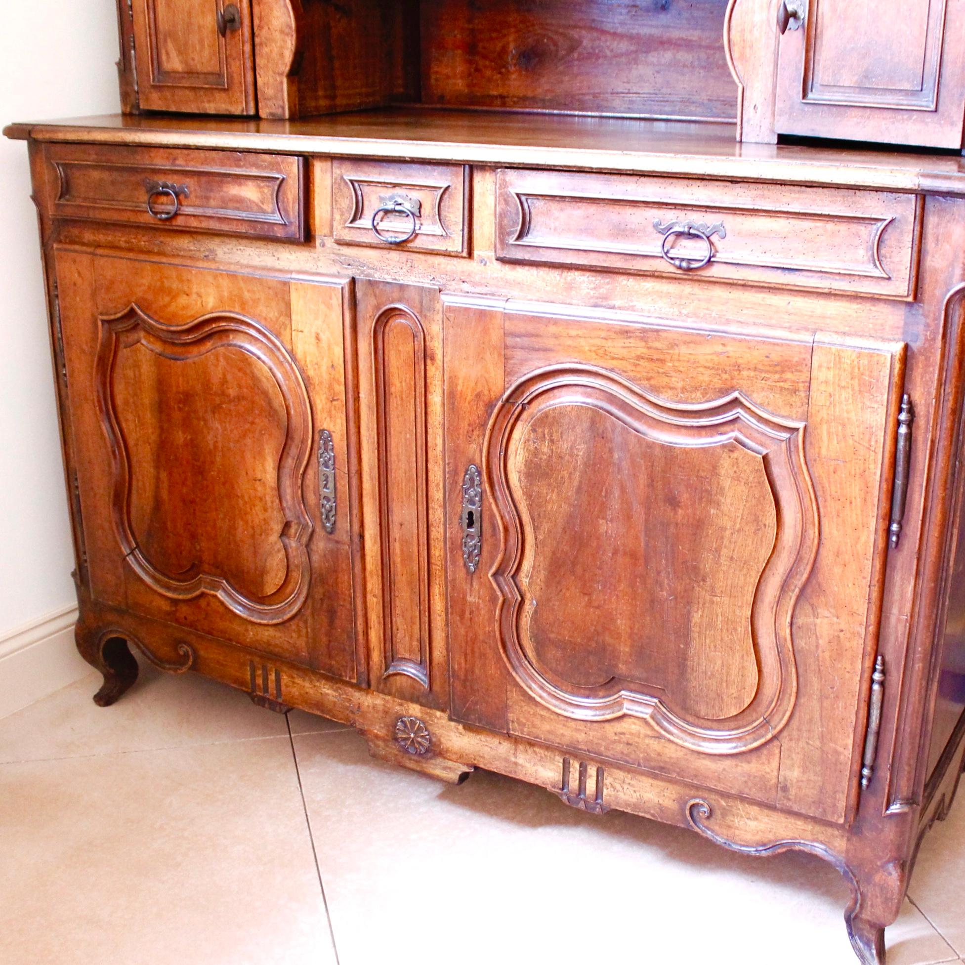 French Provincial Walnut Buffet À Deux Corps, Early 19th Century For Sale 4
