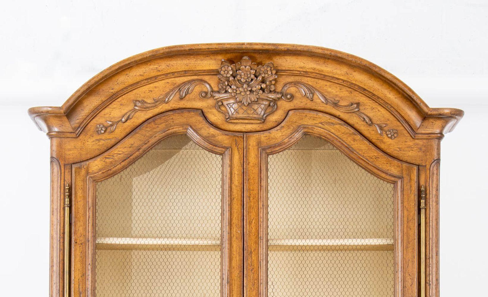 Stile provenzale French Provincial Walnut Bureau Bookcase in vendita