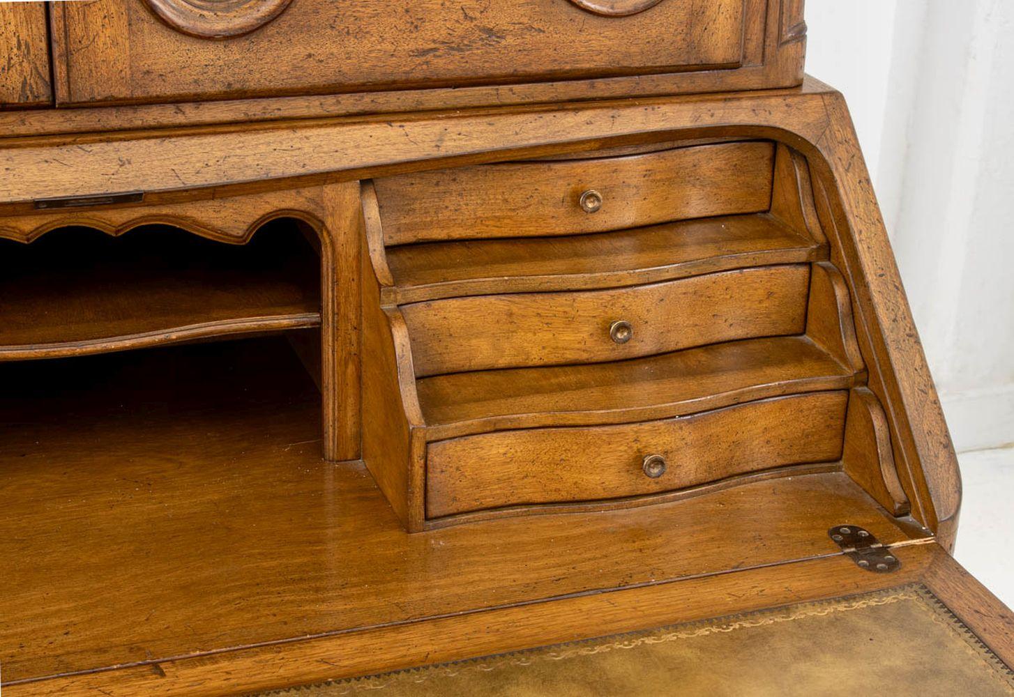 French Provincial Walnut Bureau Bookcase In condizioni buone in vendita a Astoria, NY