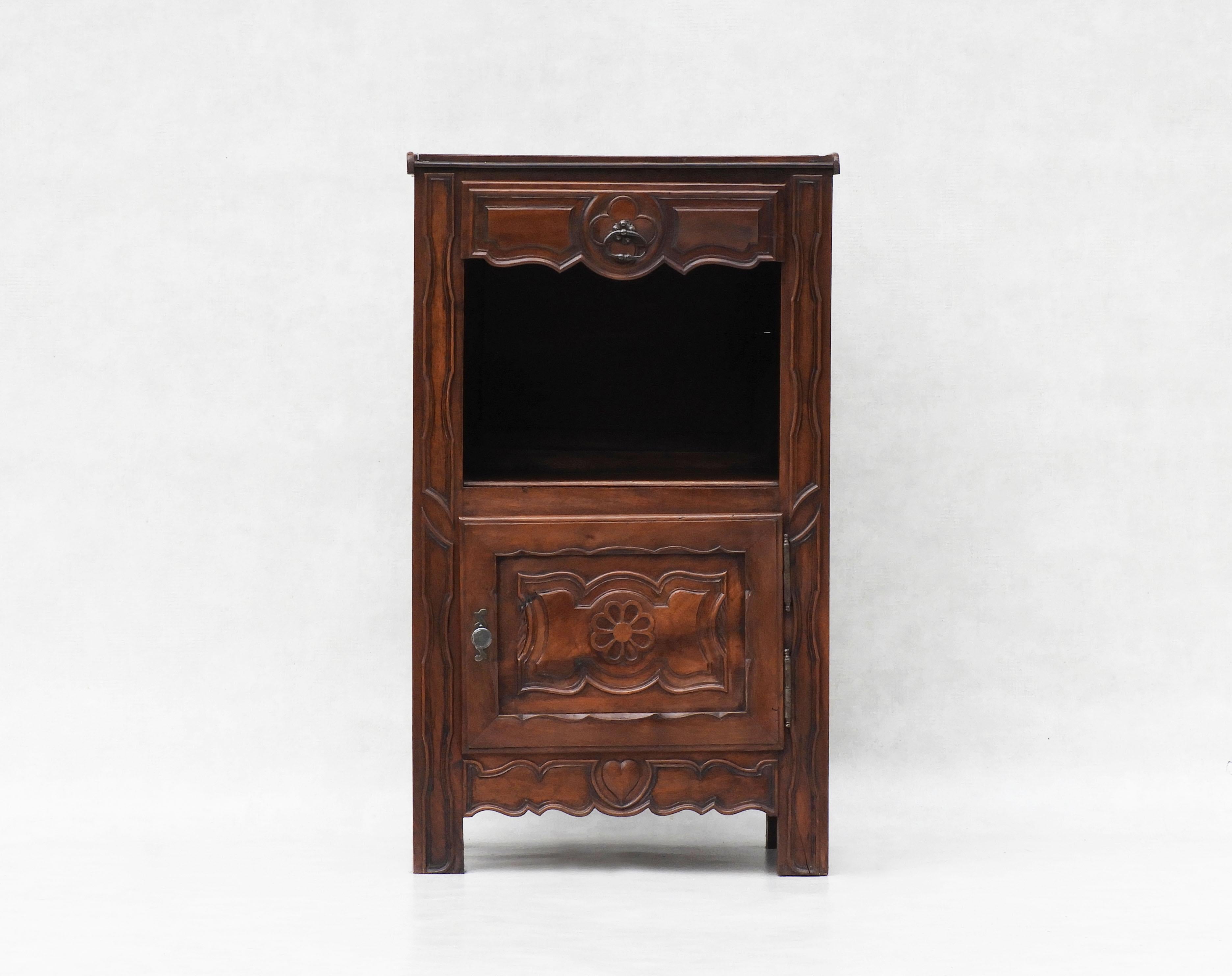 French Provincial Walnut Cabinet c1890 In Good Condition For Sale In Trensacq, FR