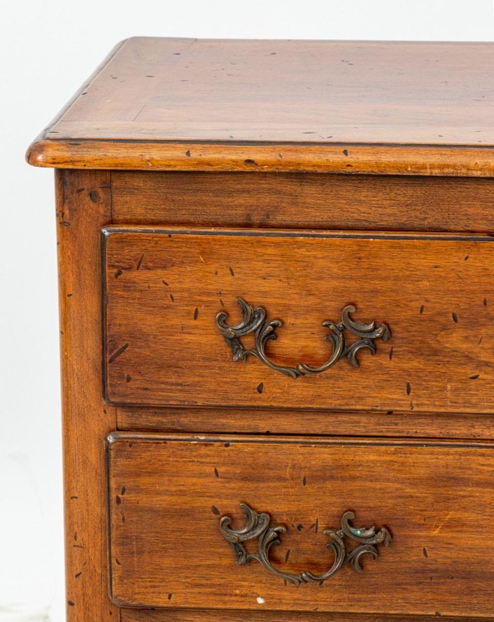 Commode en noyer de style provincial français, à trois tiroirs et poignées en laiton, étiquette en plaque 