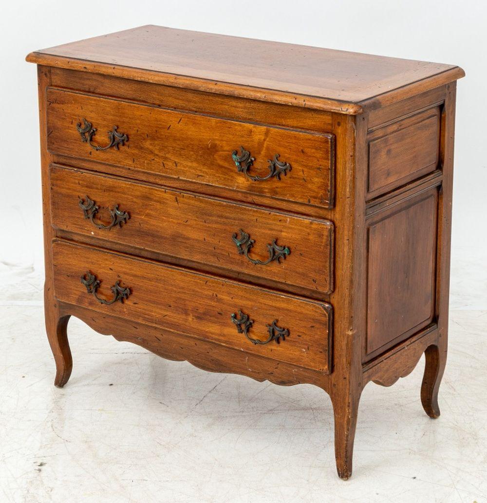 Provincial français Commode en noyer de style provincial français en vente