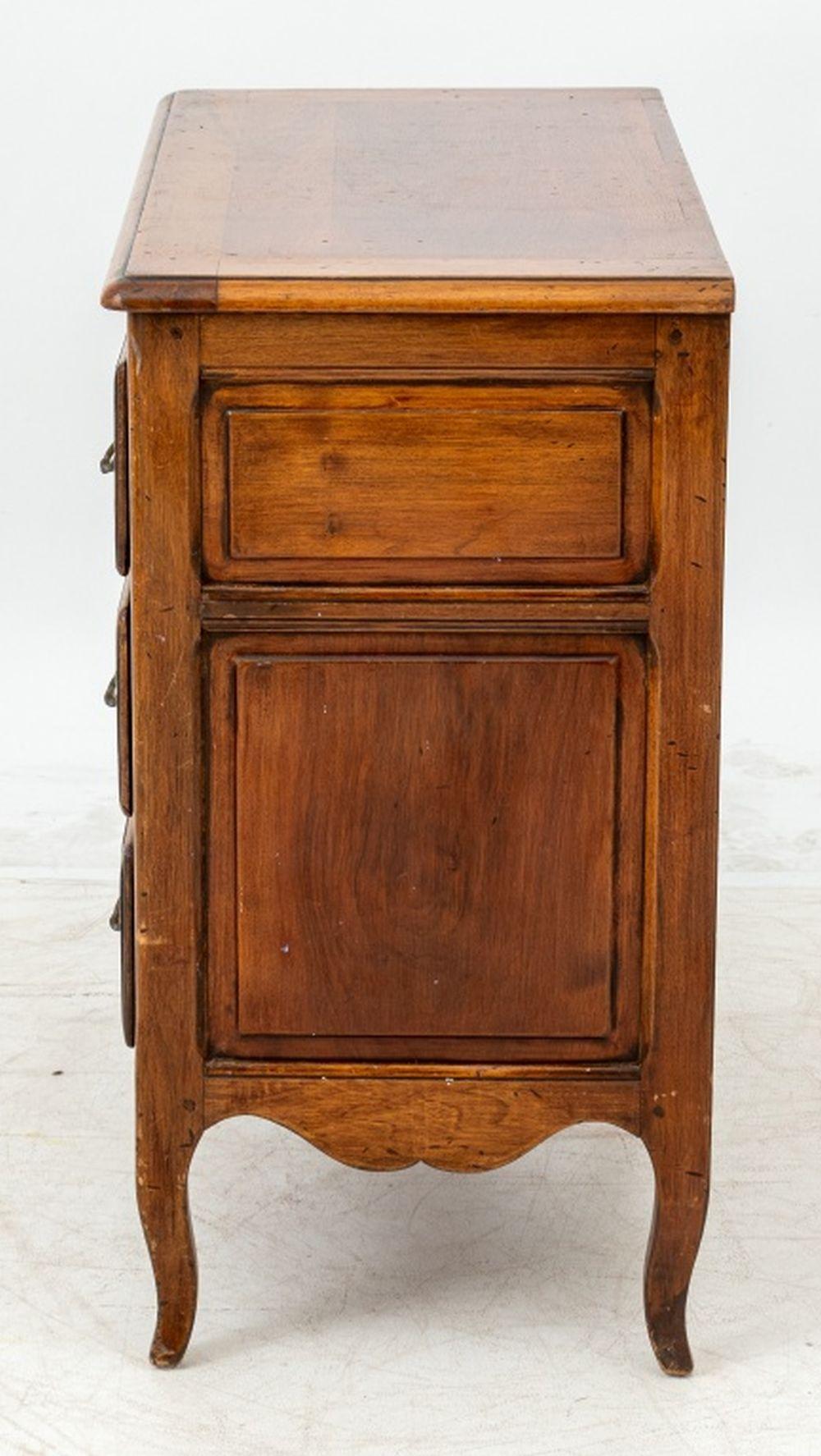 Français Commode en noyer de style provincial français en vente