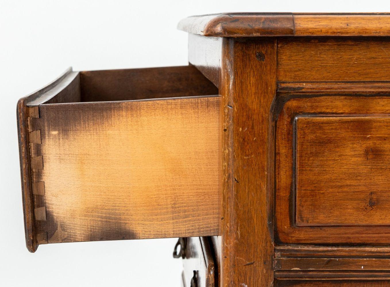 Commode en noyer de style provincial français Bon état - En vente à Astoria, NY