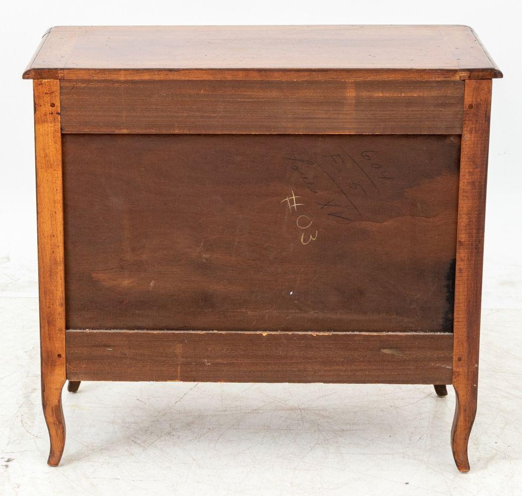 Laiton Commode en noyer de style provincial français en vente