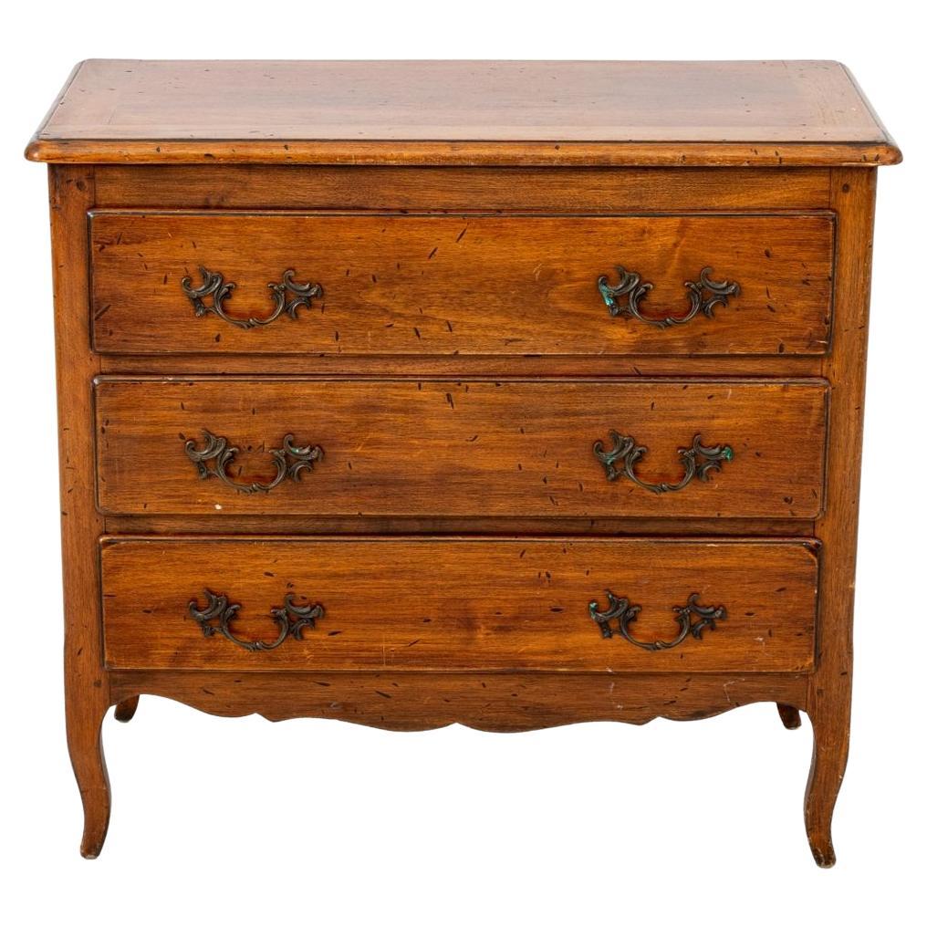 Commode en noyer de style provincial français en vente