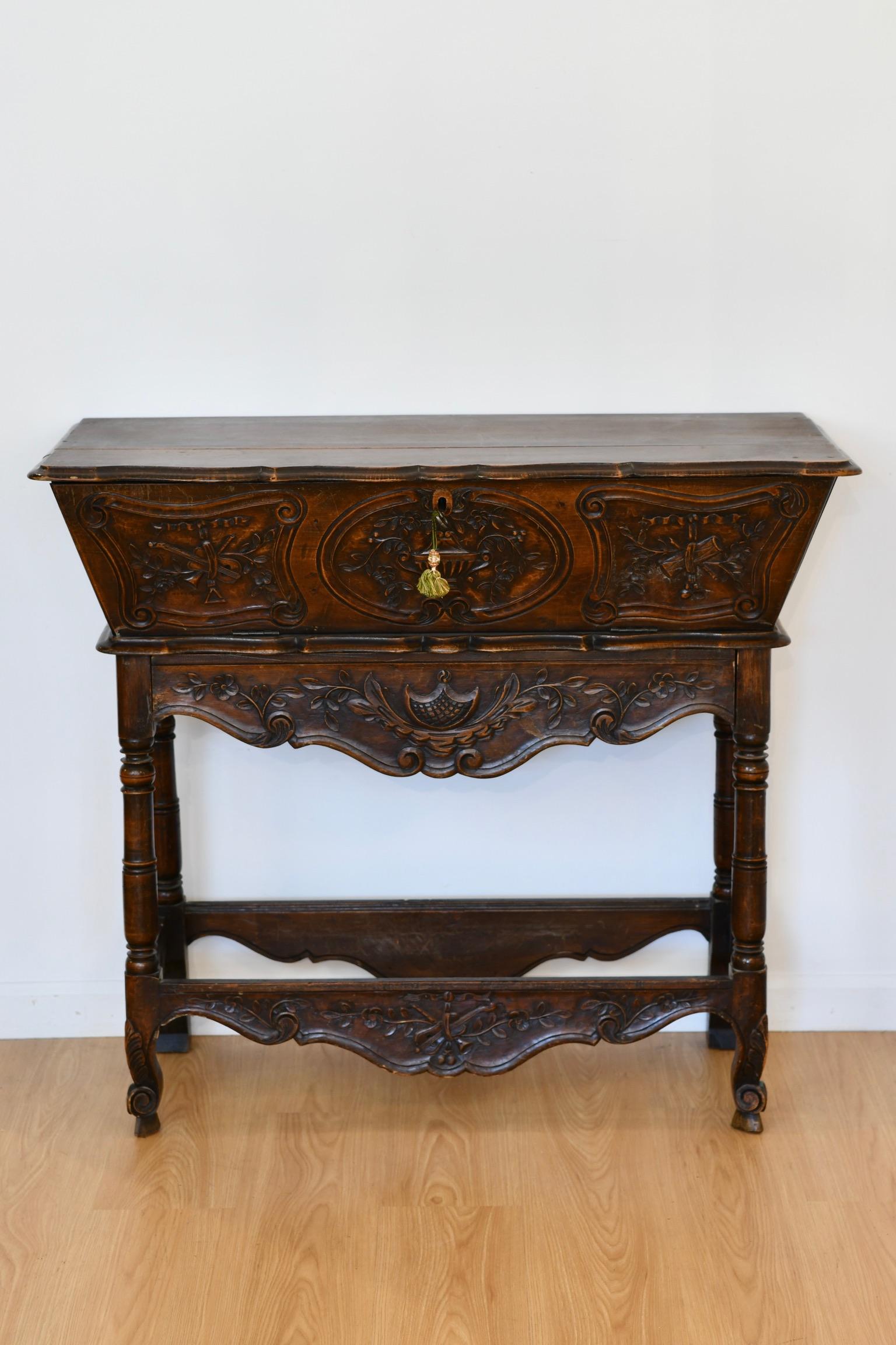 French provincial-style walnut ‘pétrin’ or dough table or with drop down storage compartment and drawer below. Dimensions: 36.5