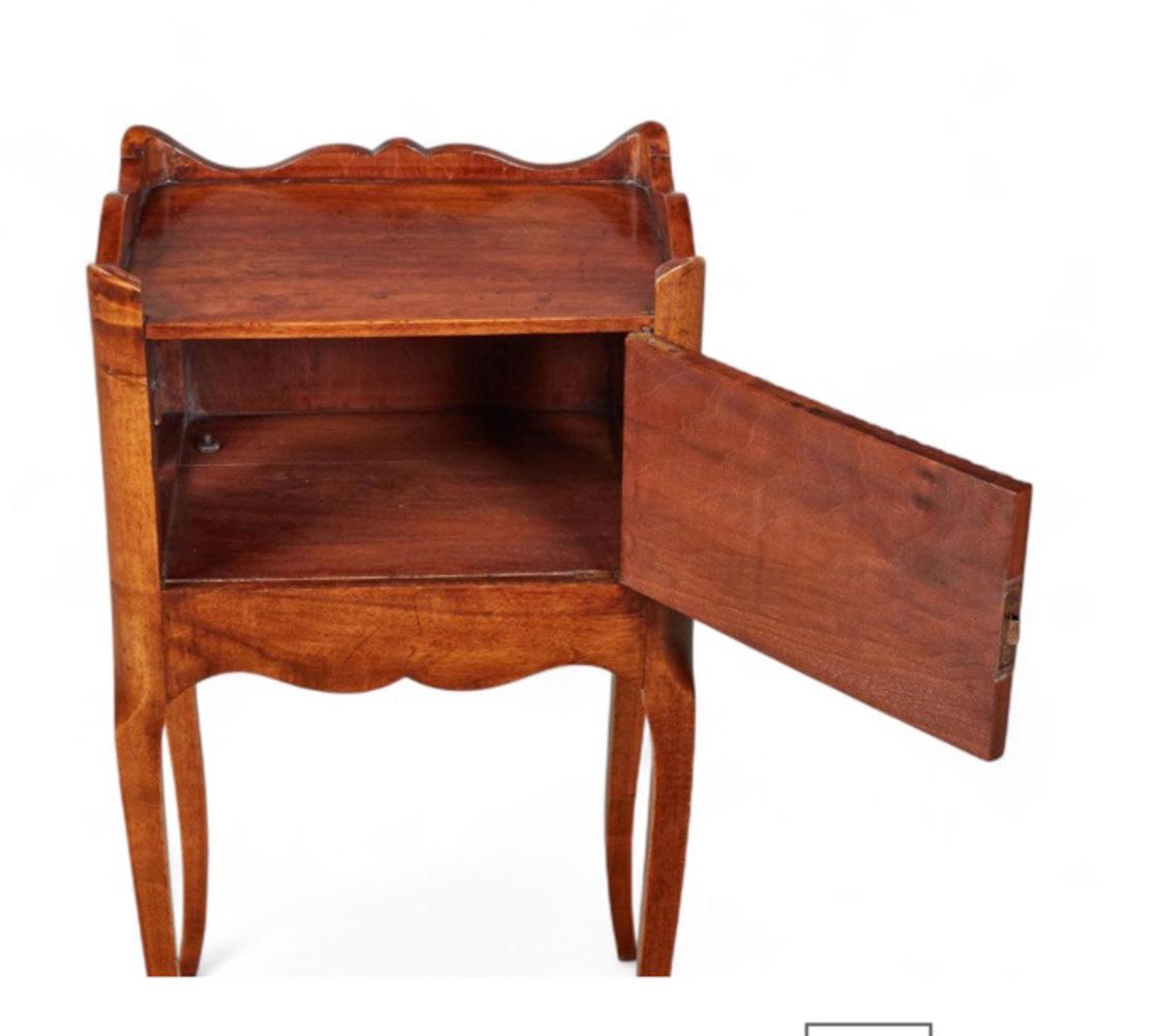 French Provincial Walnut Night Stand, Mid-20th Century In Good Condition For Sale In Pasadena, CA