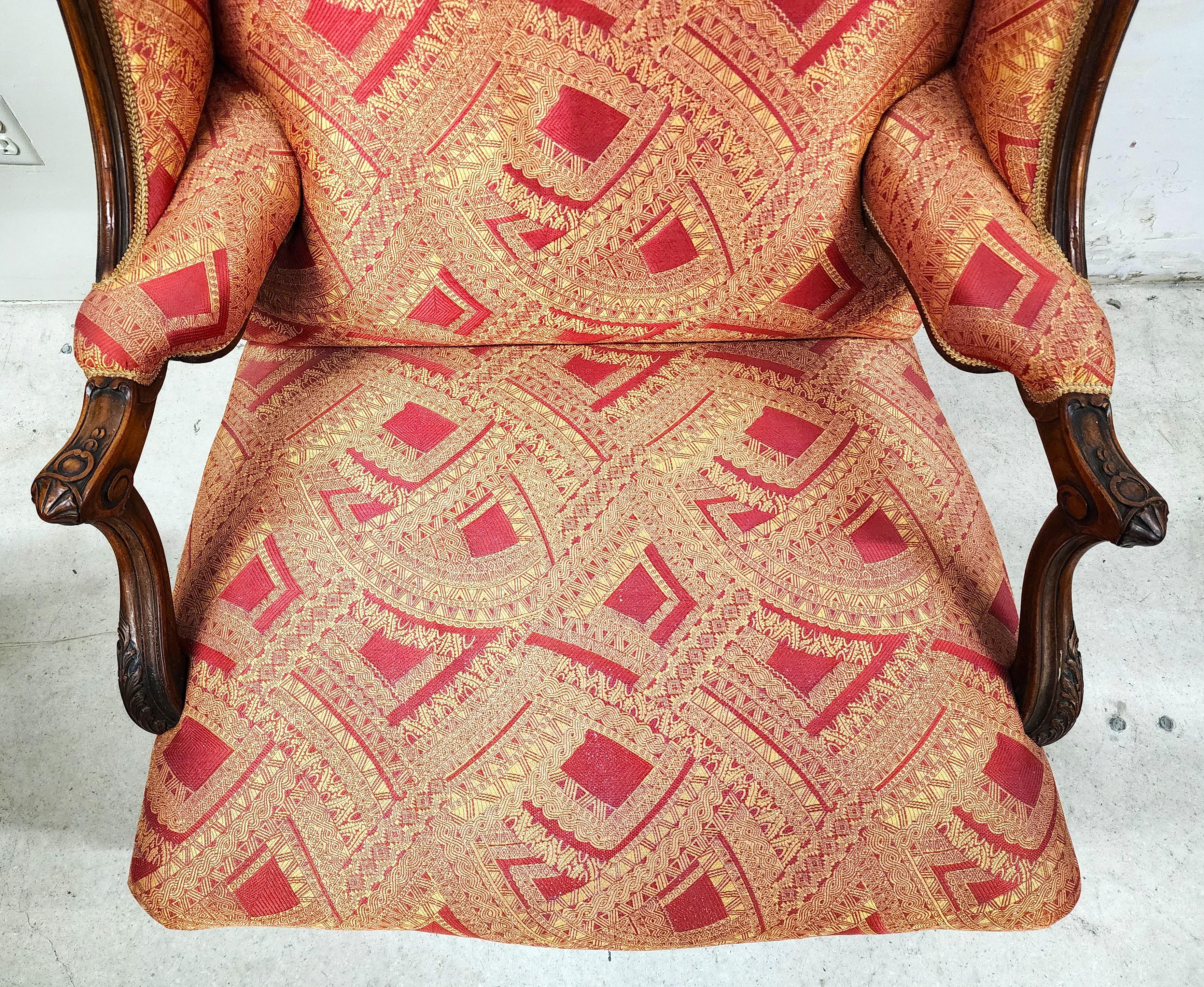 Poltrona Wingback provinciale francese in noce intagliato in vendita 7