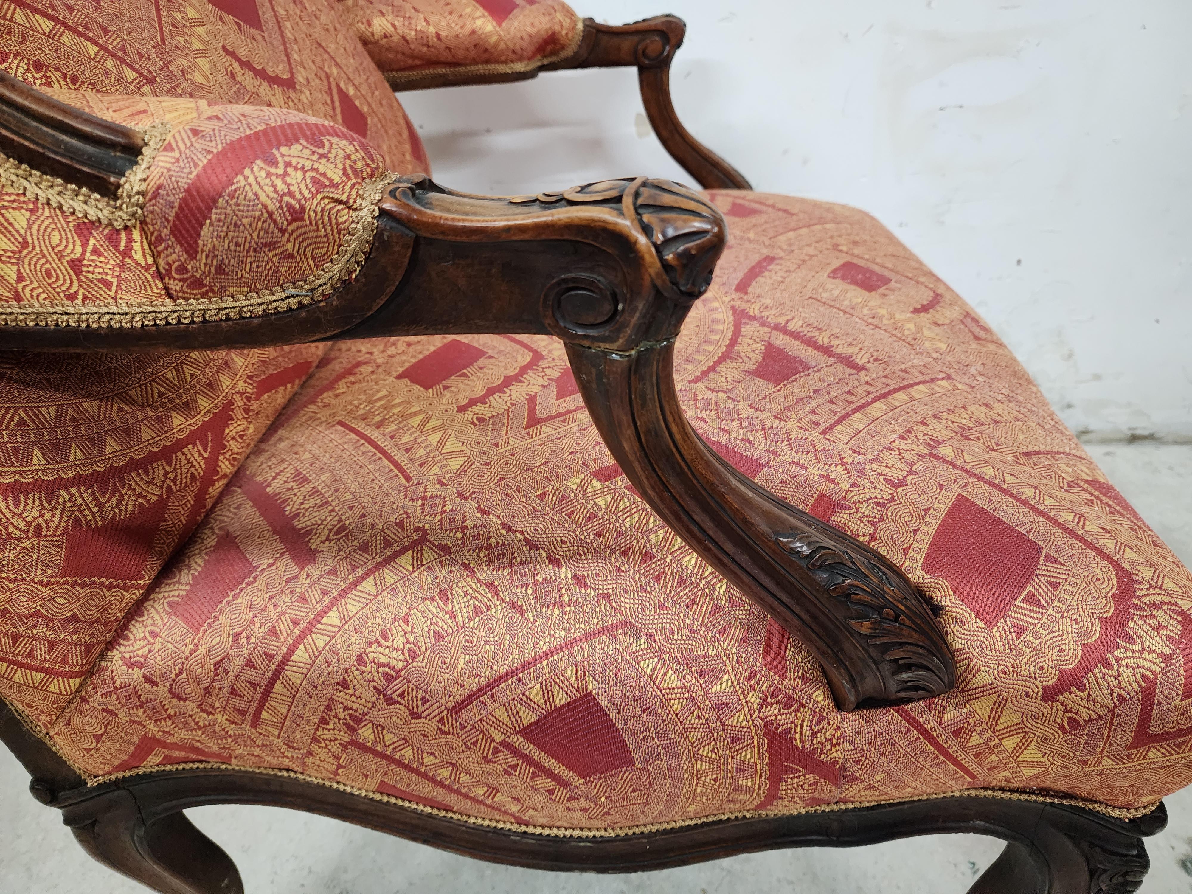 Poltrona Wingback provinciale francese in noce intagliato in vendita 8