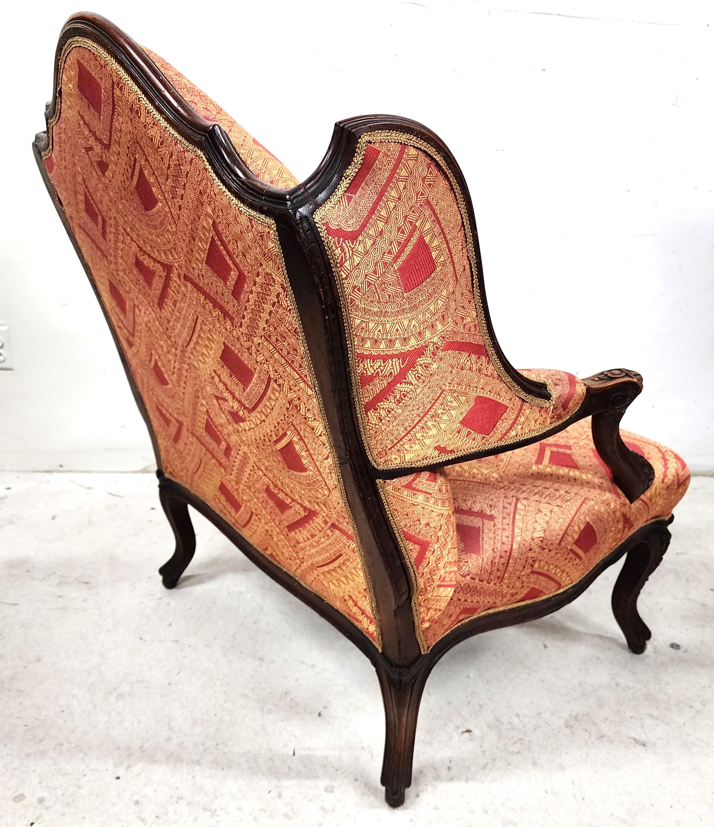 XX secolo Poltrona Wingback provinciale francese in noce intagliato in vendita